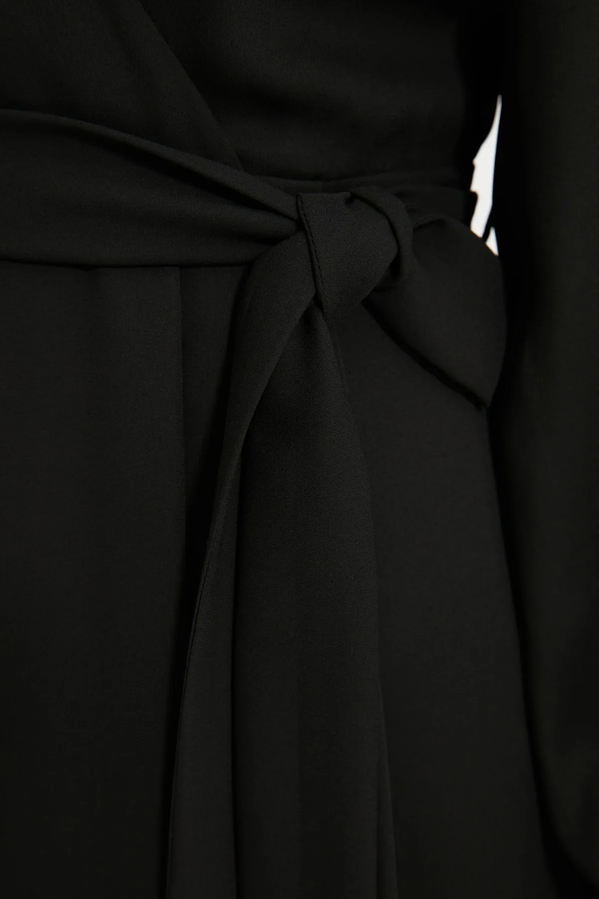 Trendyol Collection  Schwarzes Mini-Webkleid in A-Linie mit V-Ausschnitt TWOAW22EL0691