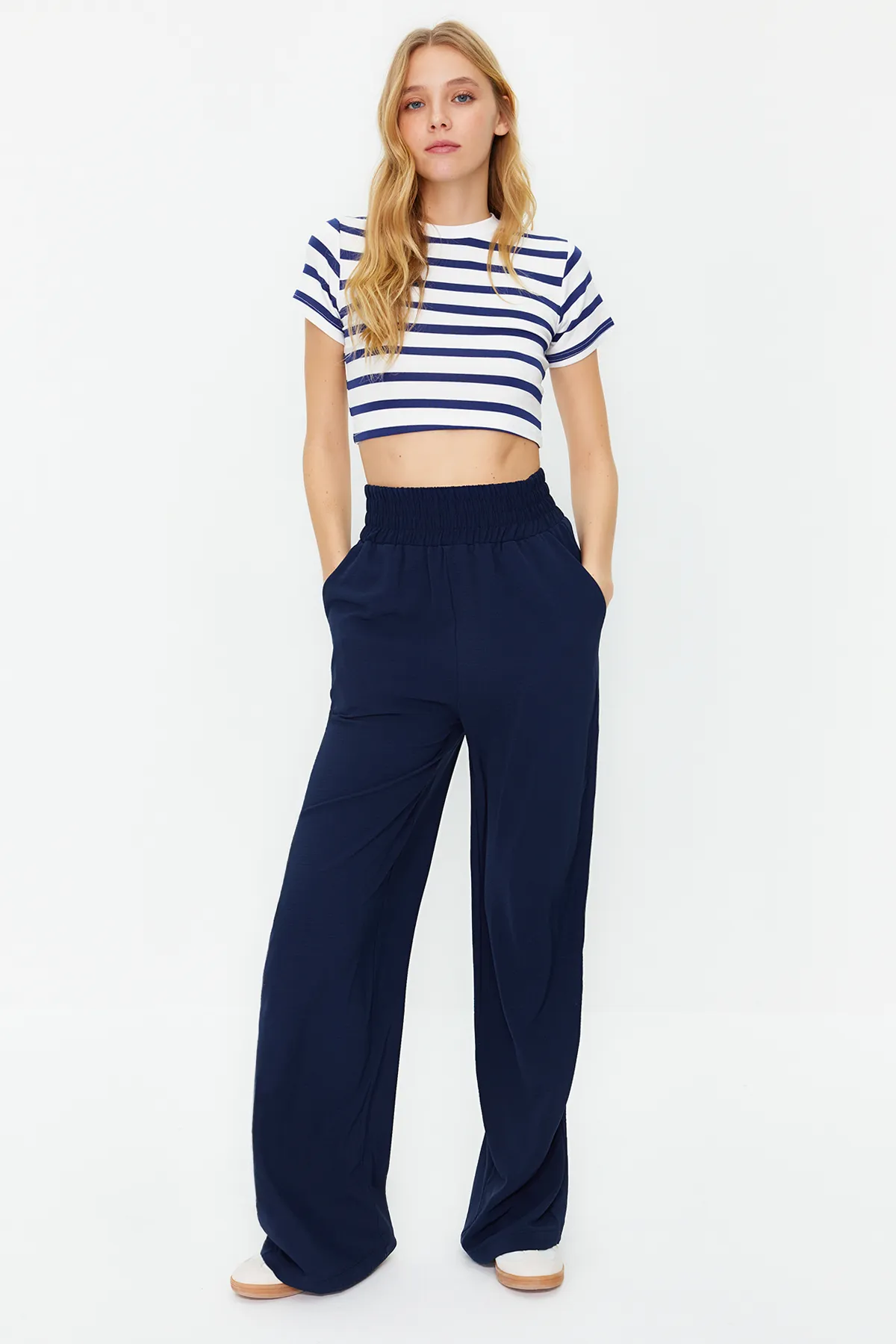 Trendyol Collection  Marineblaue, elastische Webhose mit weitem Bein / breiter Knöcheltaille TWOSS22PL00024