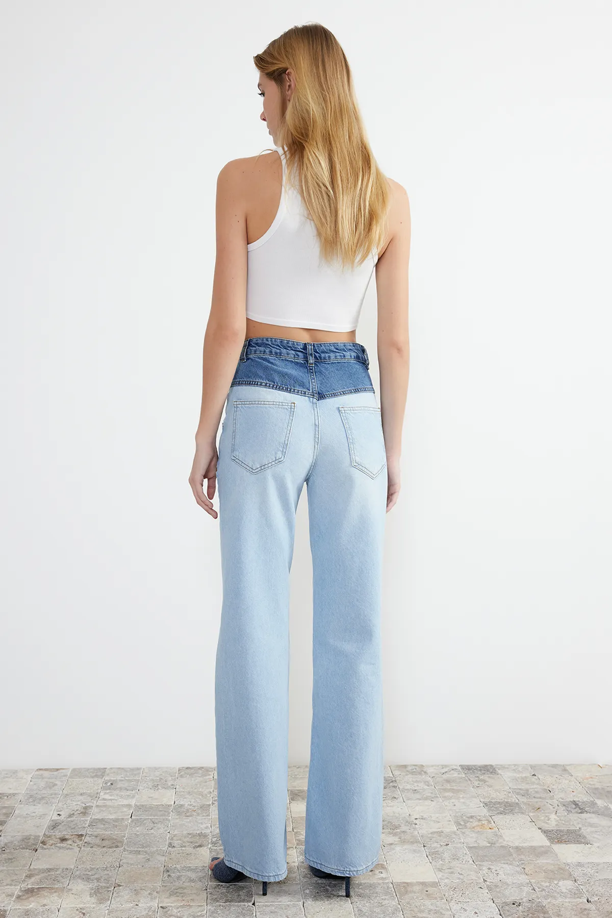Trendyol Collection  Blaue Farbblock-Jeans mit hoher Taille und weitem Bein TWOSS24JE00110