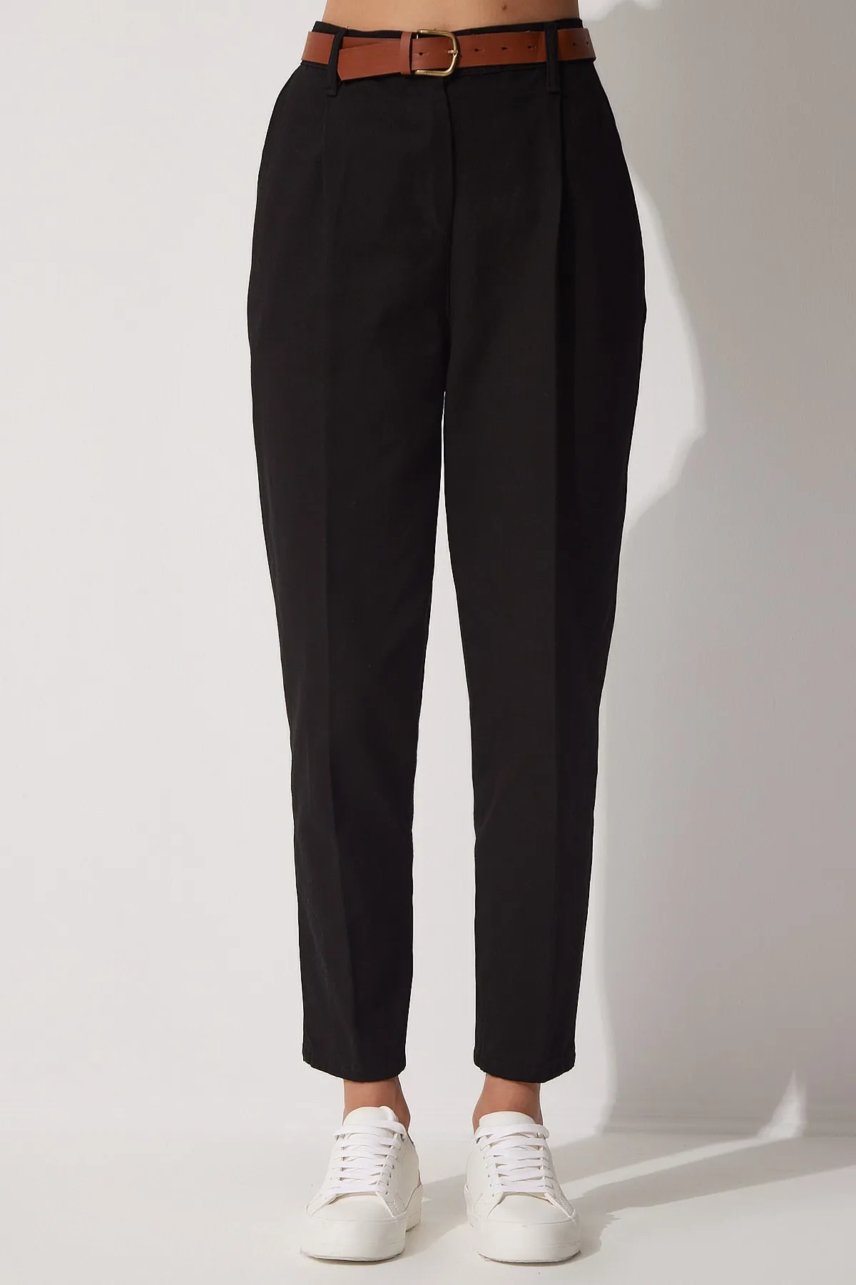 Happiness İstanbul  Schwarze Damen-Hose aus Gabardine in Karottenform mit Gürtel und hohem Bund MX00048