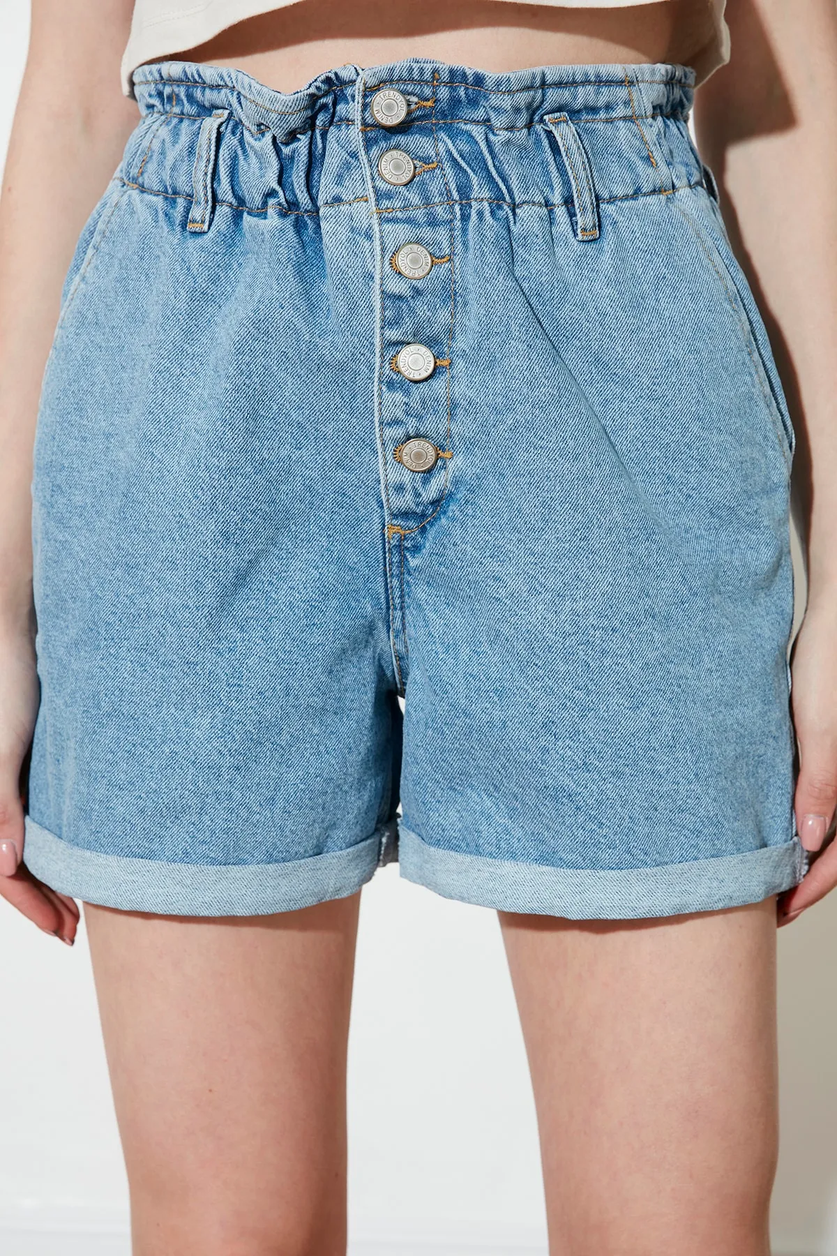Trendyol Collection  Blaue, nachhaltigere Jeansshorts mit Knopfleiste vorne TWOSS20SR0319