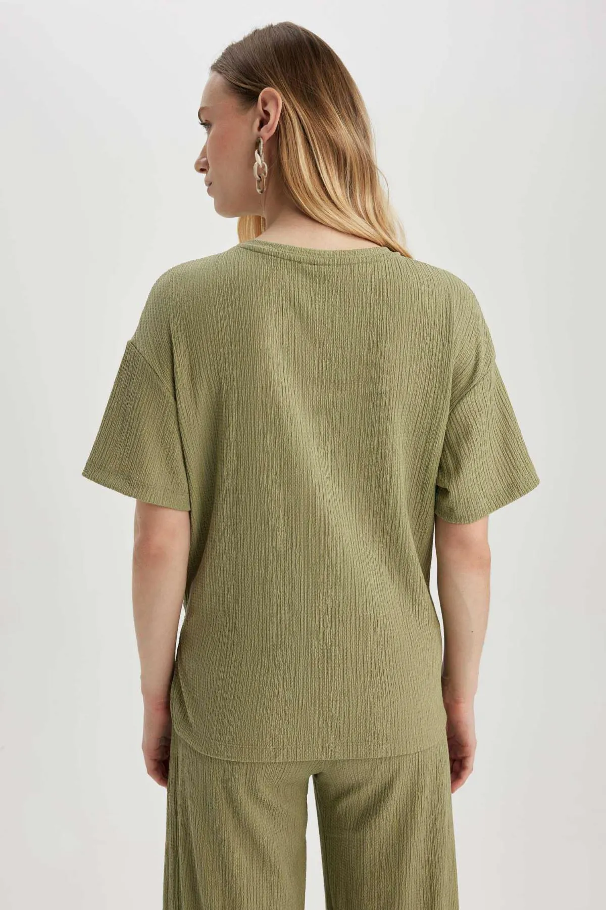 DeFacto  Kurzarm-T-Shirt mit normaler Passform und Rundhalsausschnitt Z9487az23sp