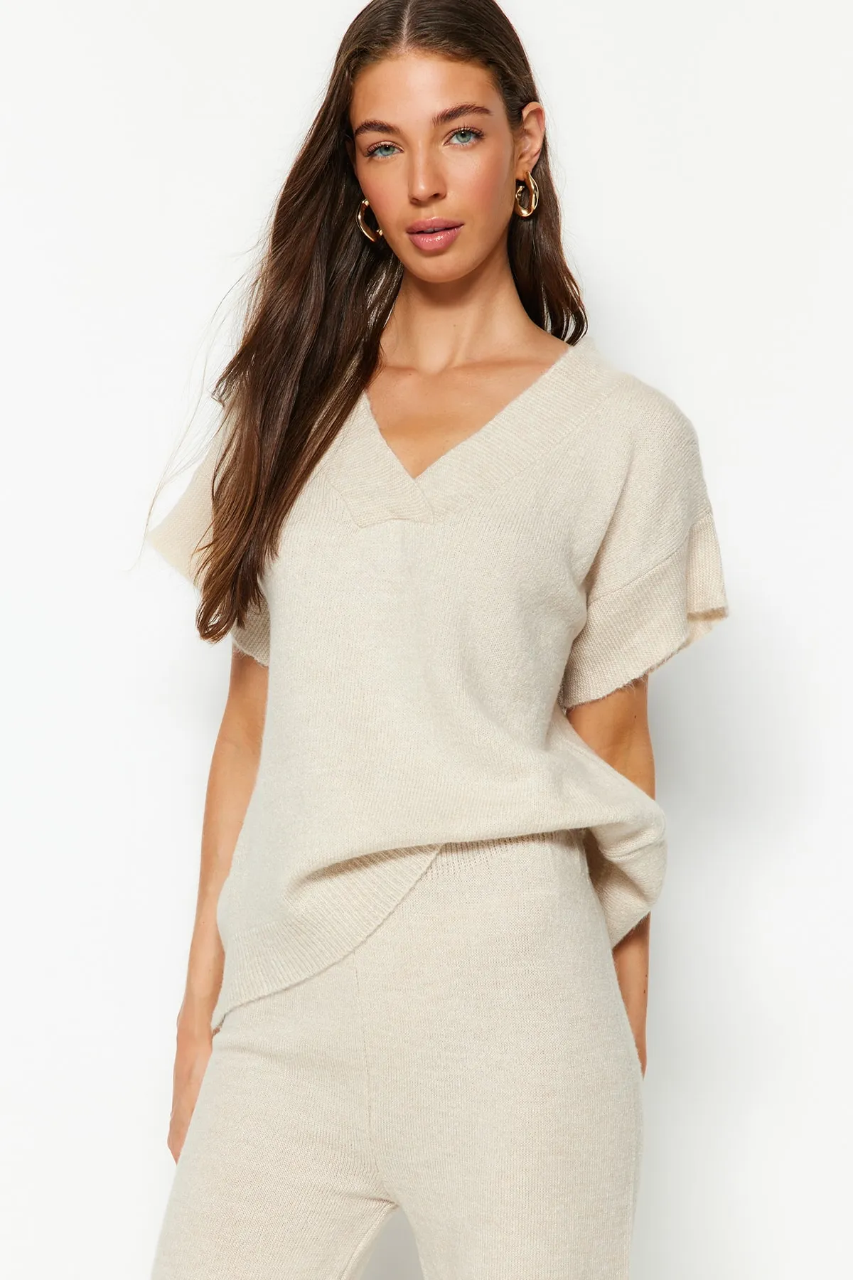Trendyol Collection  Set aus Oberteil und Unterteil aus Strick mit V-Ausschnitt und weicher Struktur in Stein TWOAW24AU00042
