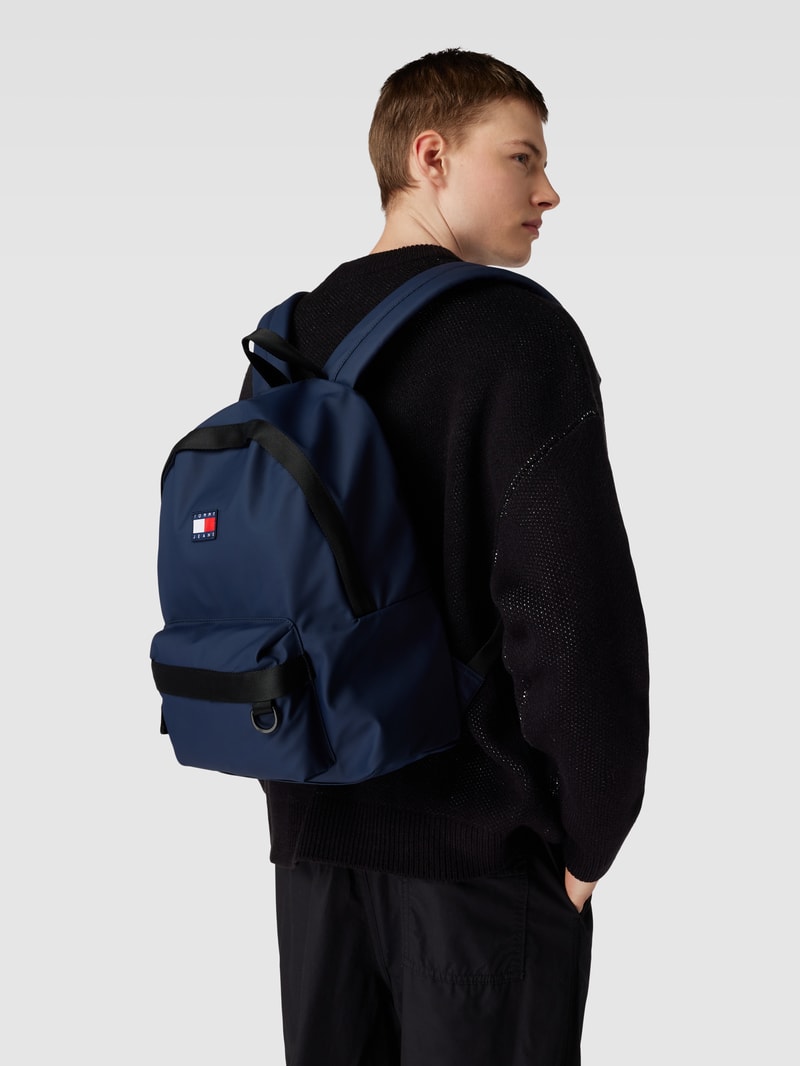 Rucksack in Two-Tone-Machart mit Label-Patch in marineblau