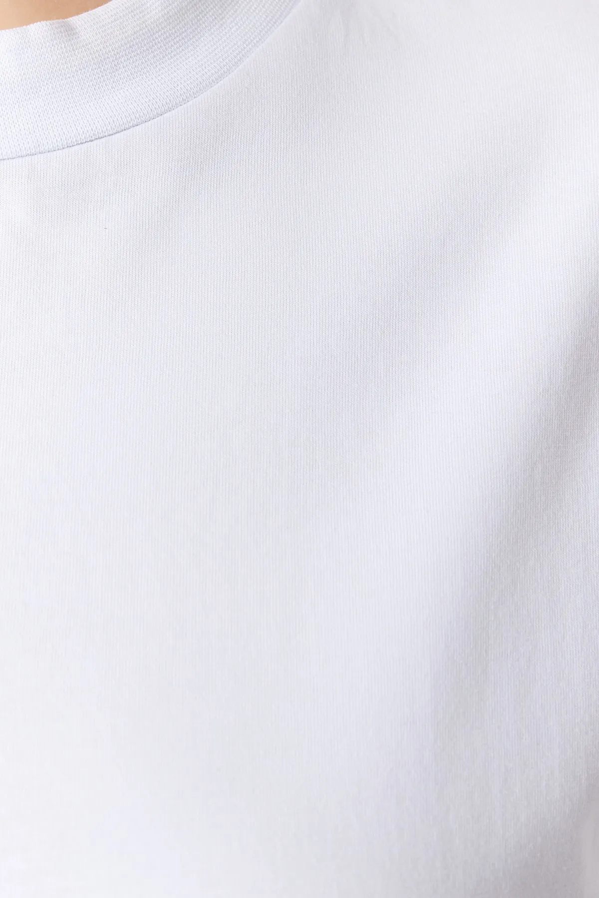 Trendyol Curve  Weißes, marineblaues Boyfriend-Strick-T-Shirt mit geripptem Kragen TBBSS23BF00019