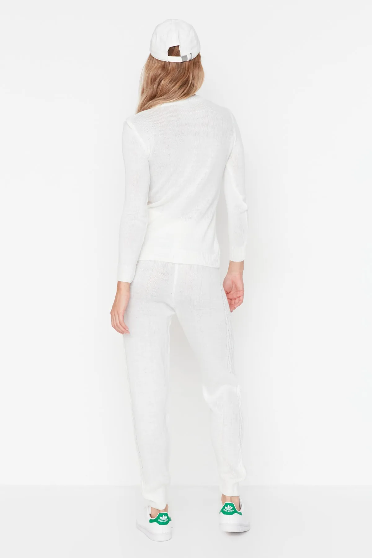 Trendyol Collection  Ecrufarbenes Strickoberteil und -unterteil mit detailliertem Strickmuster TWOAW23AU00041