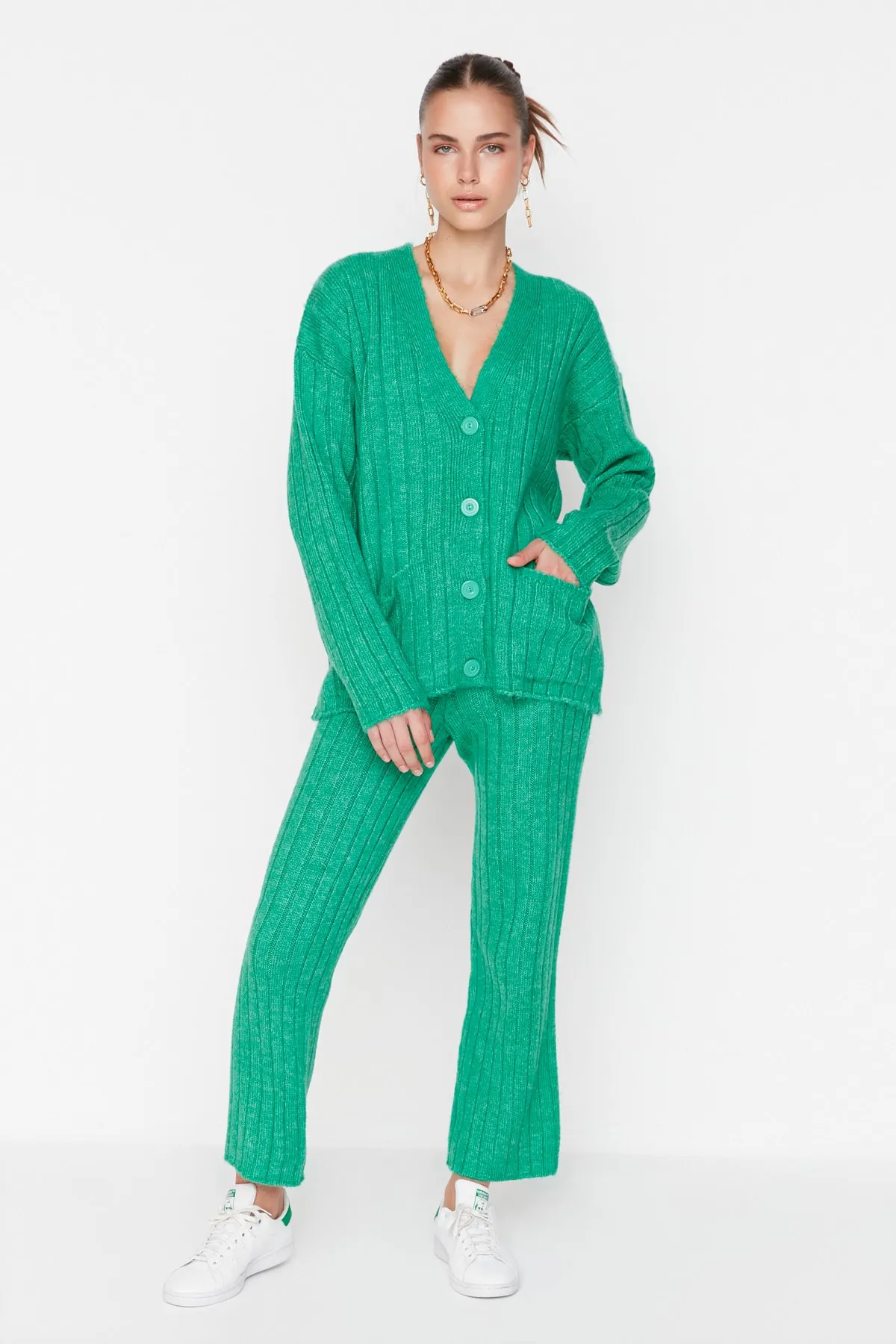 Trendyol Collection  Mintfarbenes, weit geschnittenes Set aus Oberteil und Unterteil aus weicher Strickware TWOAW22AU0128