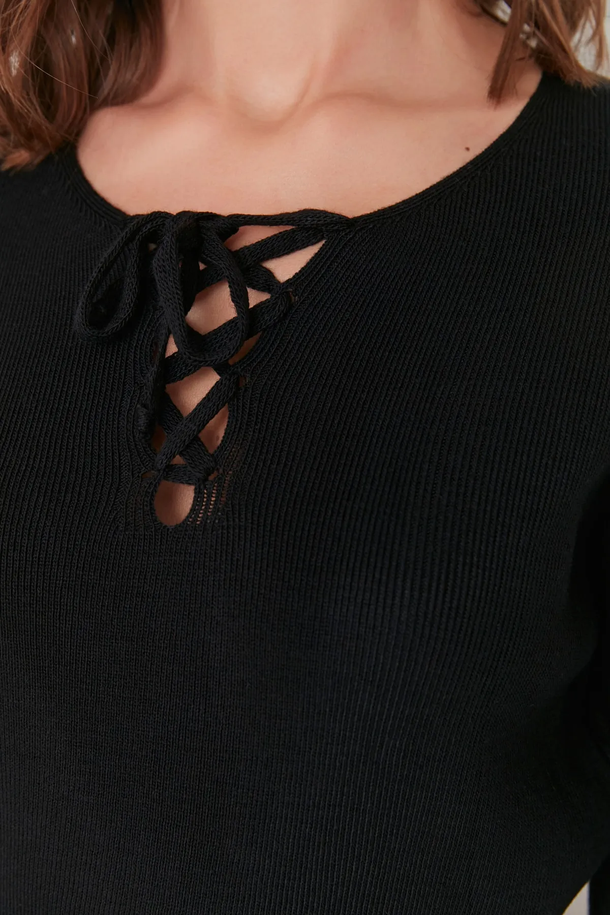 Trendyol Collection  Schwarzer Strickpullover mit Spitzendetail TWOAW23KZ01335