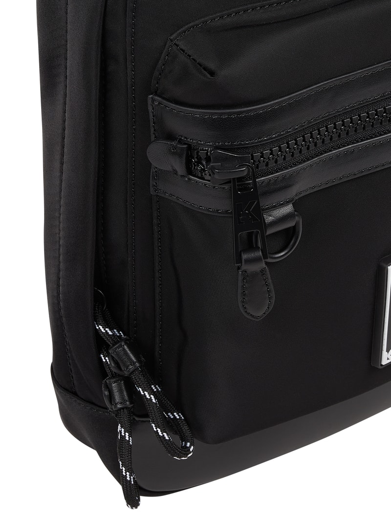 Umhängetasche mit Leder-Anteil in schwarz