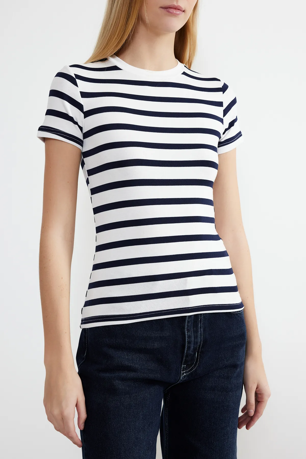 Trendyol Collection  Marineblau gestreifte Bluse aus dehnbarem Strickstoff aus Viskose/weichem Stoff TWOSS24BZ00296