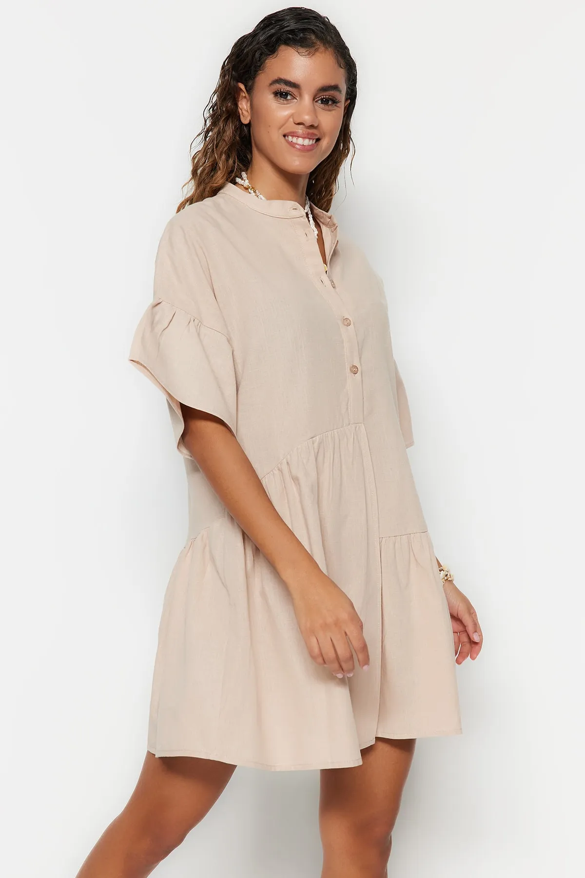 Trendyol Collection  Beiges, weit geschnittenes Mini-Strandkleid mit gewebtem Volant aus 100 % Baumwolle TBESS20EL0873