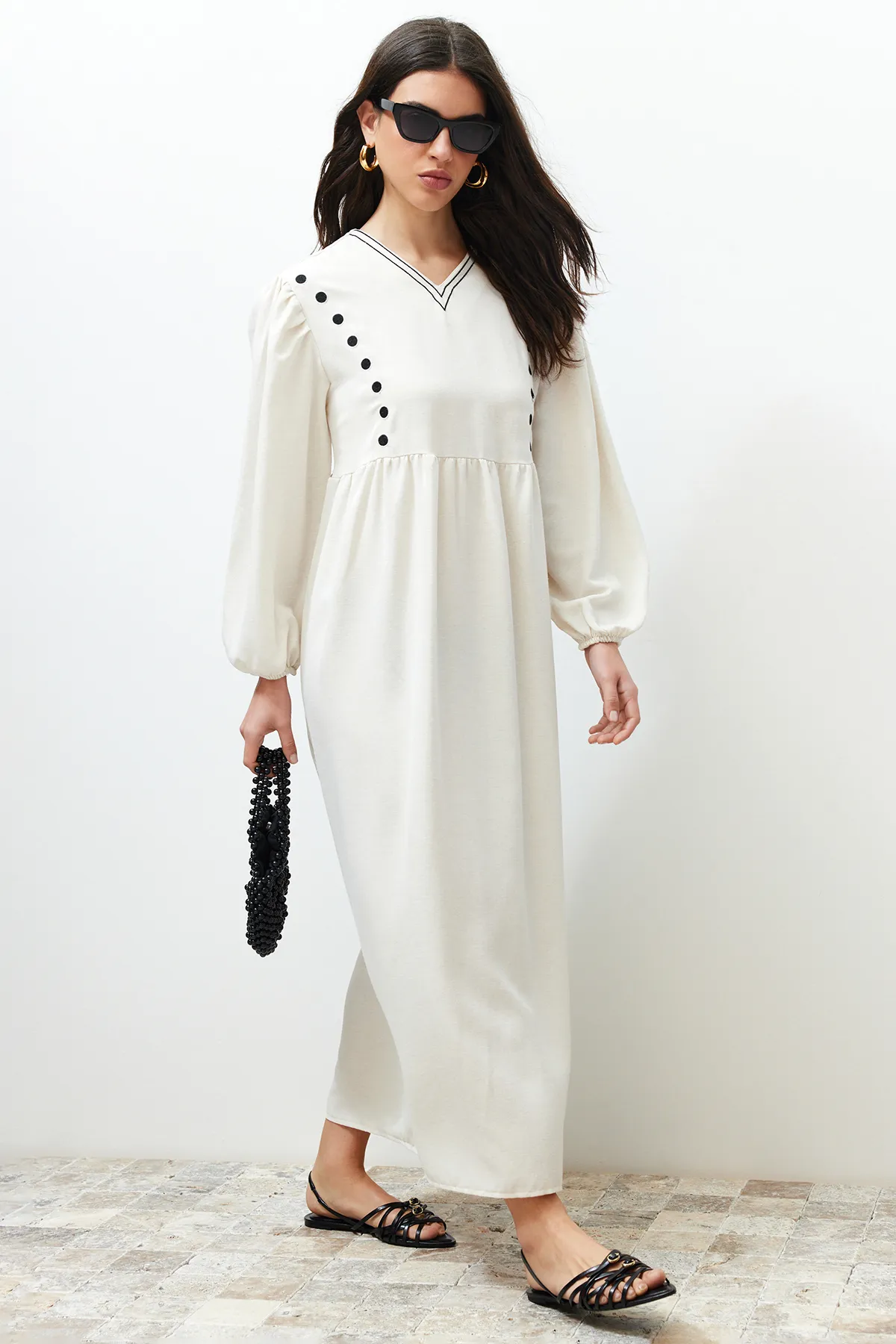Trendyol Modest  Ecrufarbenes, detailliertes Kleid in gewebter Leinenoptik mit V-Ausschnitt TCTSS24EB00139