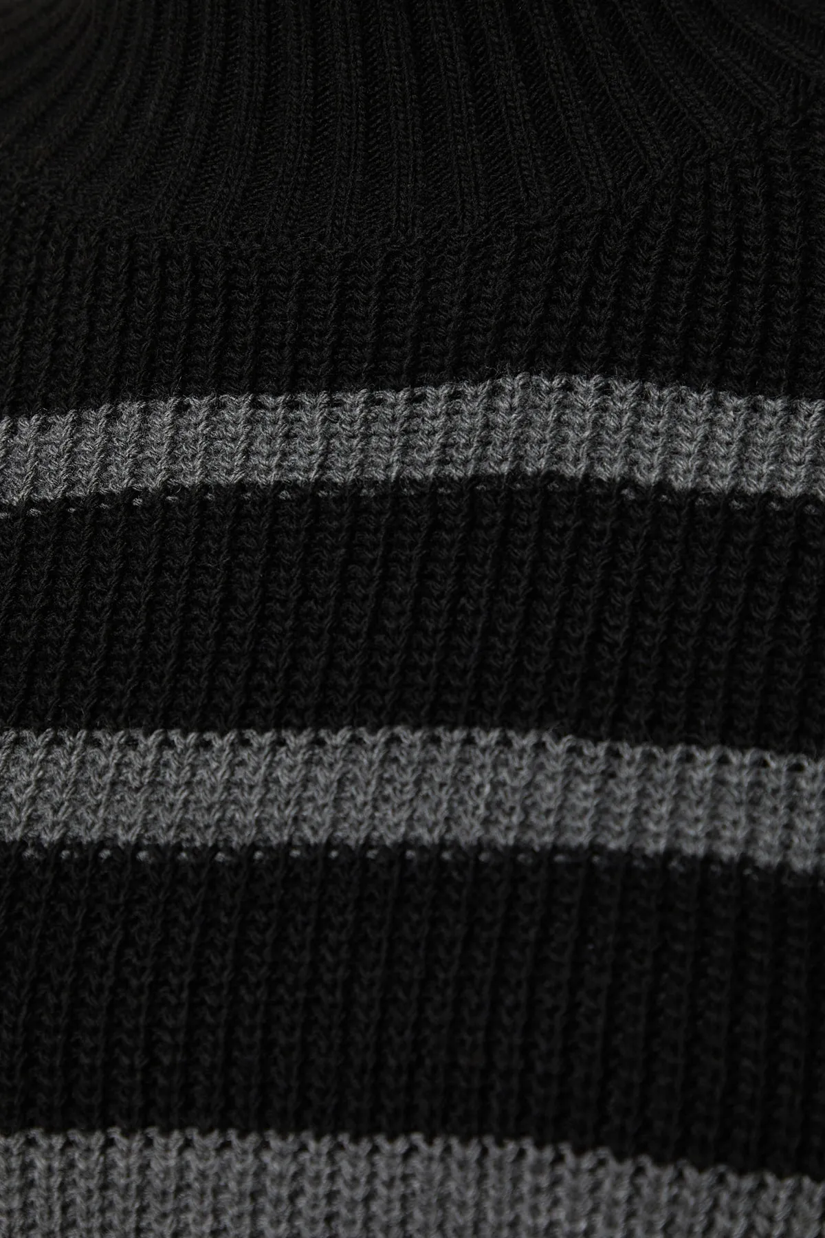 Trendyol Collection  Schwarzer, gestreifter Strickpullover mit weiter Passform TWOAW23KZ01446