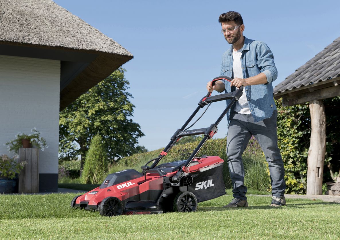 SKIL GM1E0140BA akkumulátoros fűnyíró 43 cm, 2x20V, szénkefe nélküli, 2x 4.0Ah akkumulátorral és töltővel