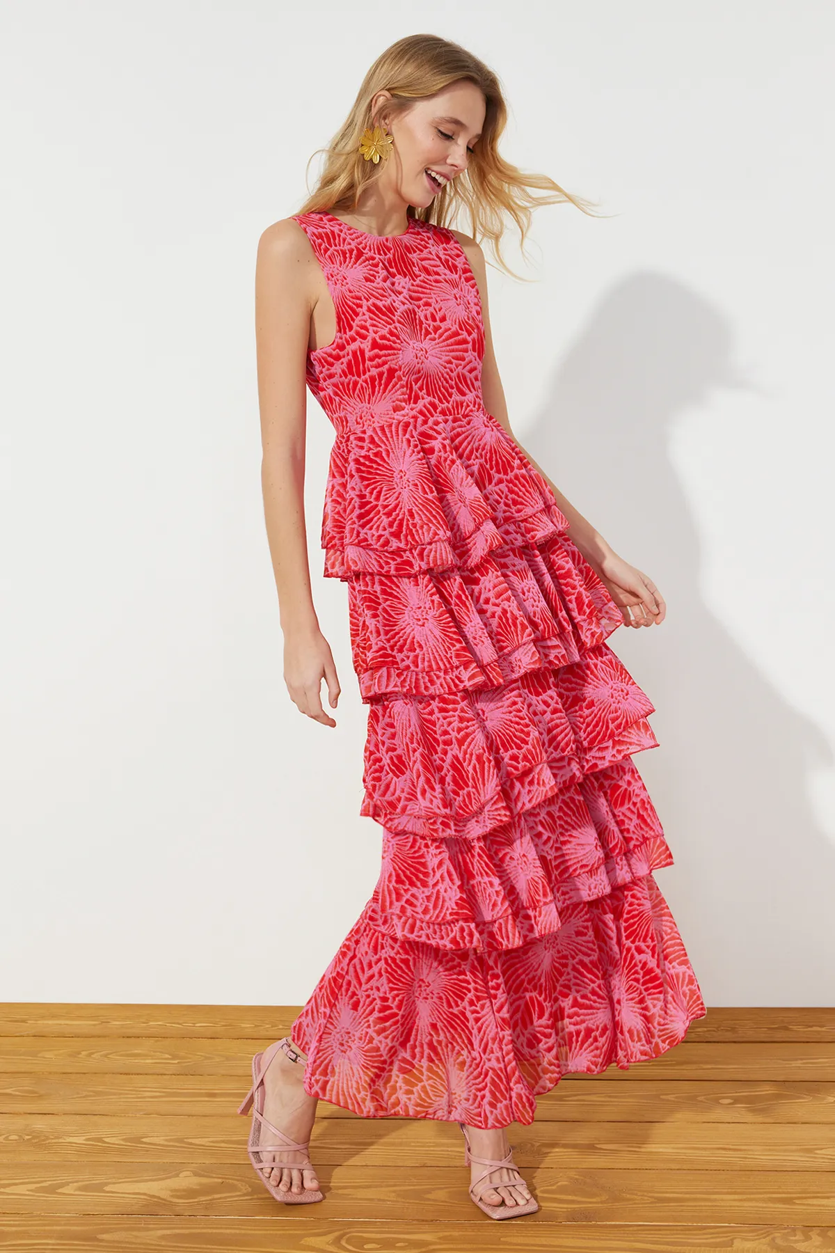 Trendyol Modest  Mehrlagiges, gewebtes Chiffon-Abendkleid mit rosa Blumenrock TCTSS24DB00007