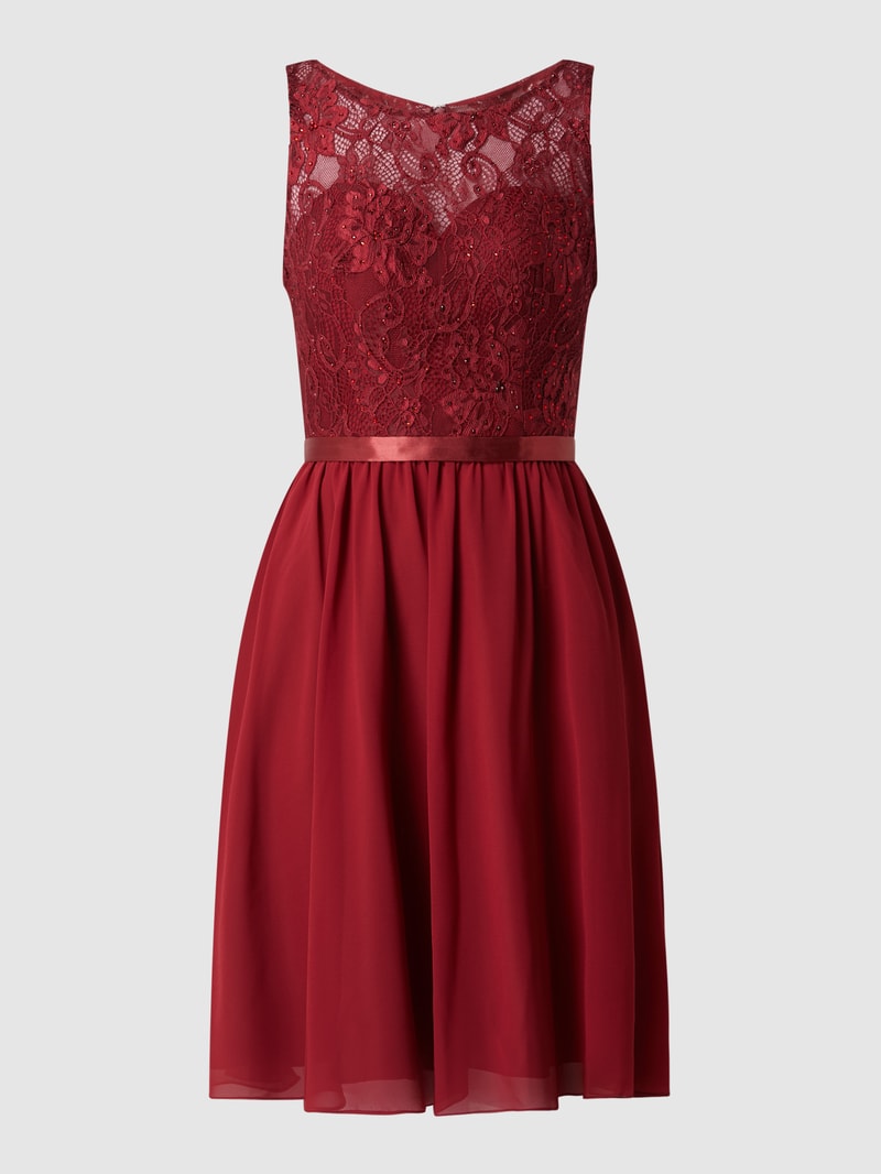 Abendkleid mit Ziersteinbesatz in bordeaux rot