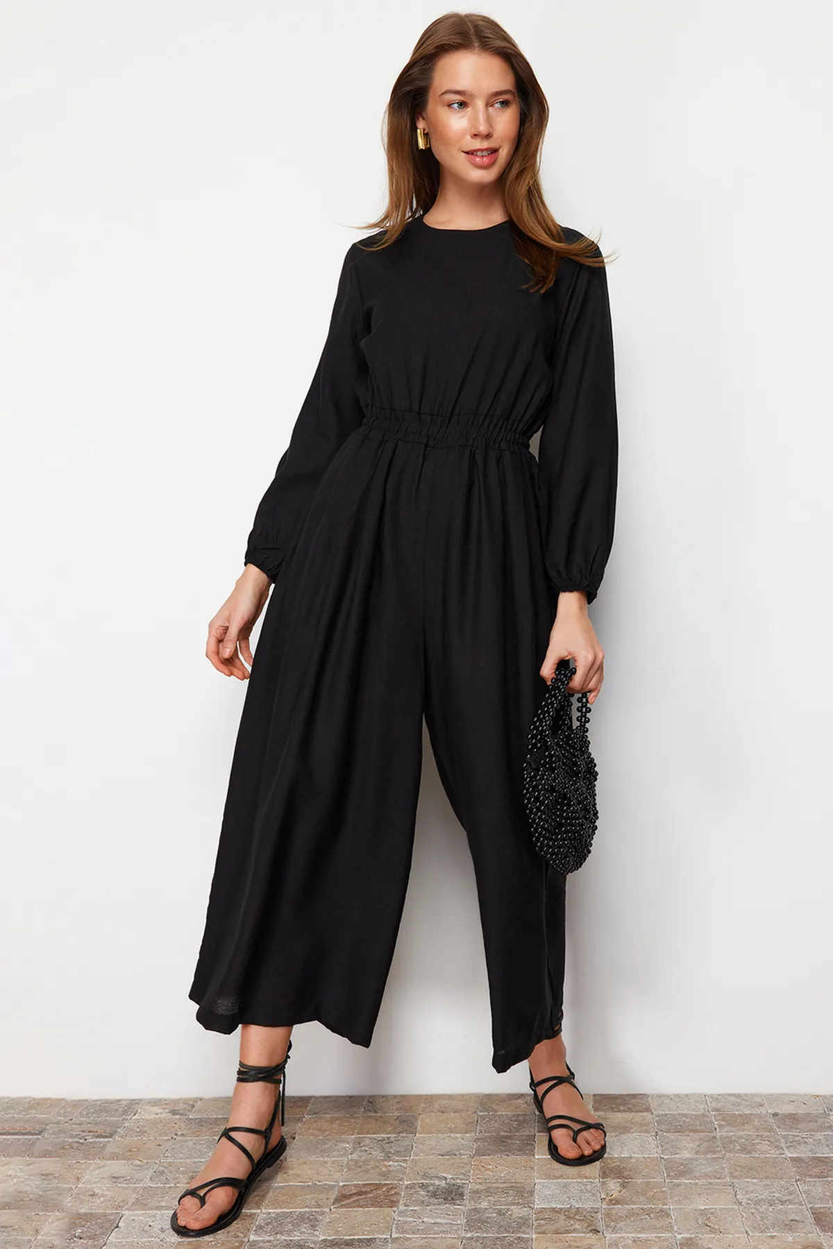 Trendyol Modest  Schwarzer Overall mit Rundhalsausschnitt, elastischer Taille, bequemer Schnitt und weitem Bein in Leinenoptik TCTSS21TU0206