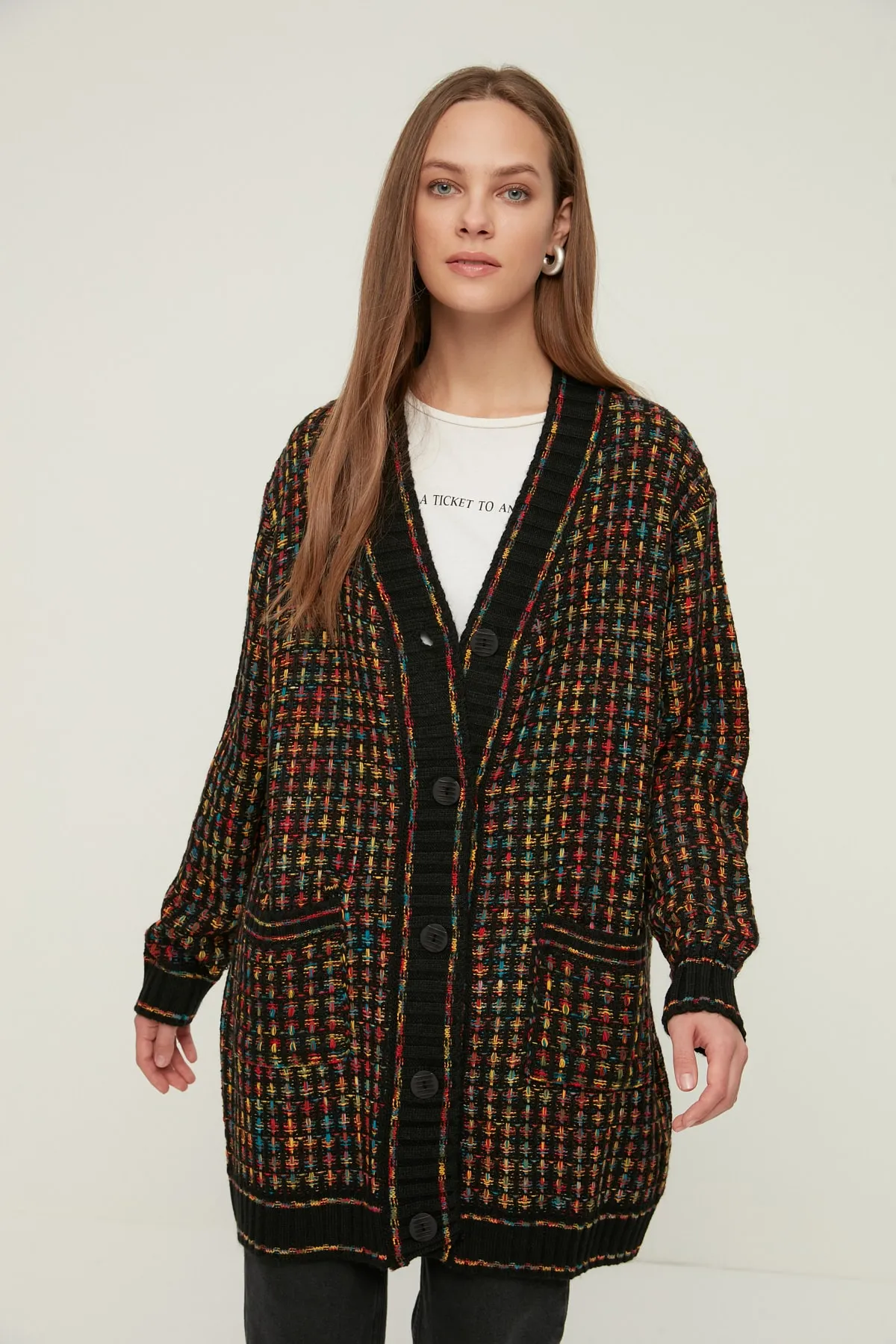 Trendyol Modest  Schwarzer Strick-Cardigan mit V-Ausschnitt TCTAW22TH0144
