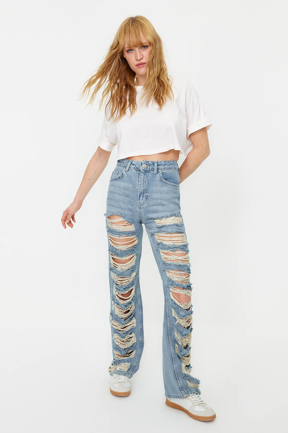 Trendyol Collection  Blaue zerrissene Jeans mit weitem Bein und hoher Taille TWOSS24JE00015