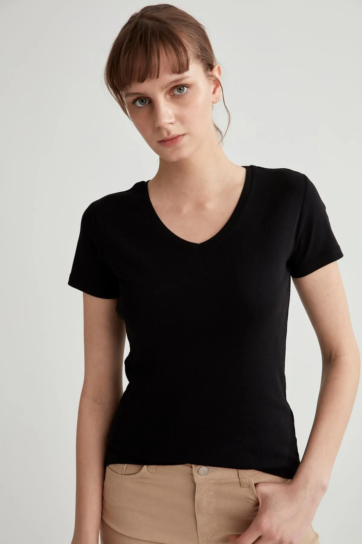 DeFacto  Schmal geschnittenes Basic-Kurzarm-T-Shirt aus 100 % Baumwolle mit V-Ausschnitt