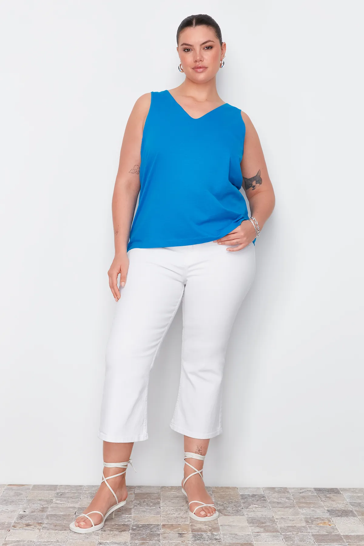 Trendyol Curve  Blaue, detaillierte Strickbluse auf der Rückseite TBSSS24AF00061