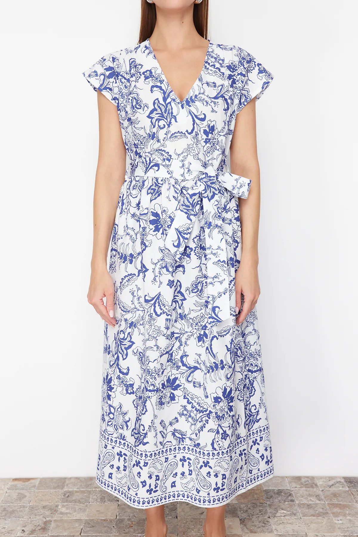 Trendyol Collection  Blaues Midikleid mit V-Ausschnitt und Gürtel und Blumenmuster - 100 % Baumwolle TWOSS24EL00534