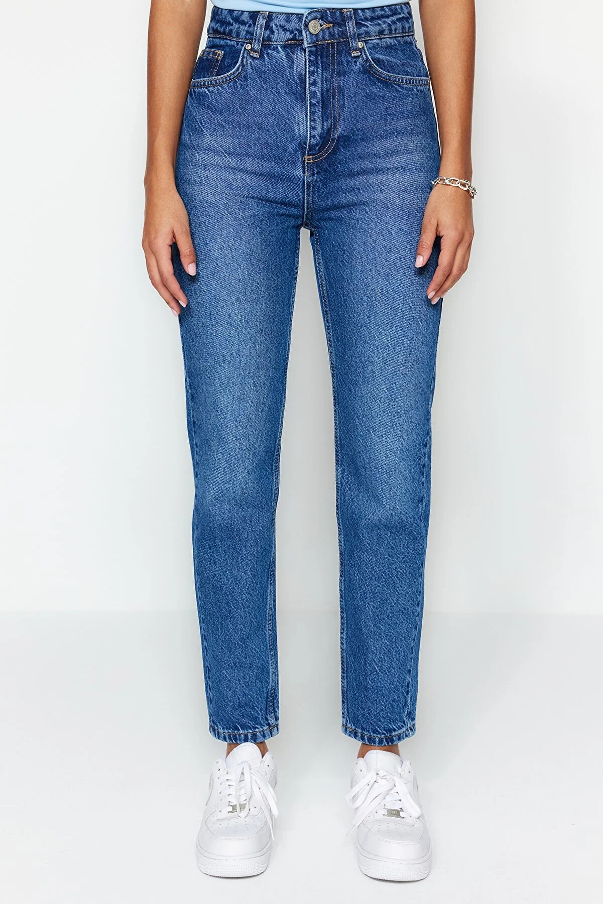 Trendyol Collection  Blaue High-Bel-Mom-Jeans TWOSS23JE00085