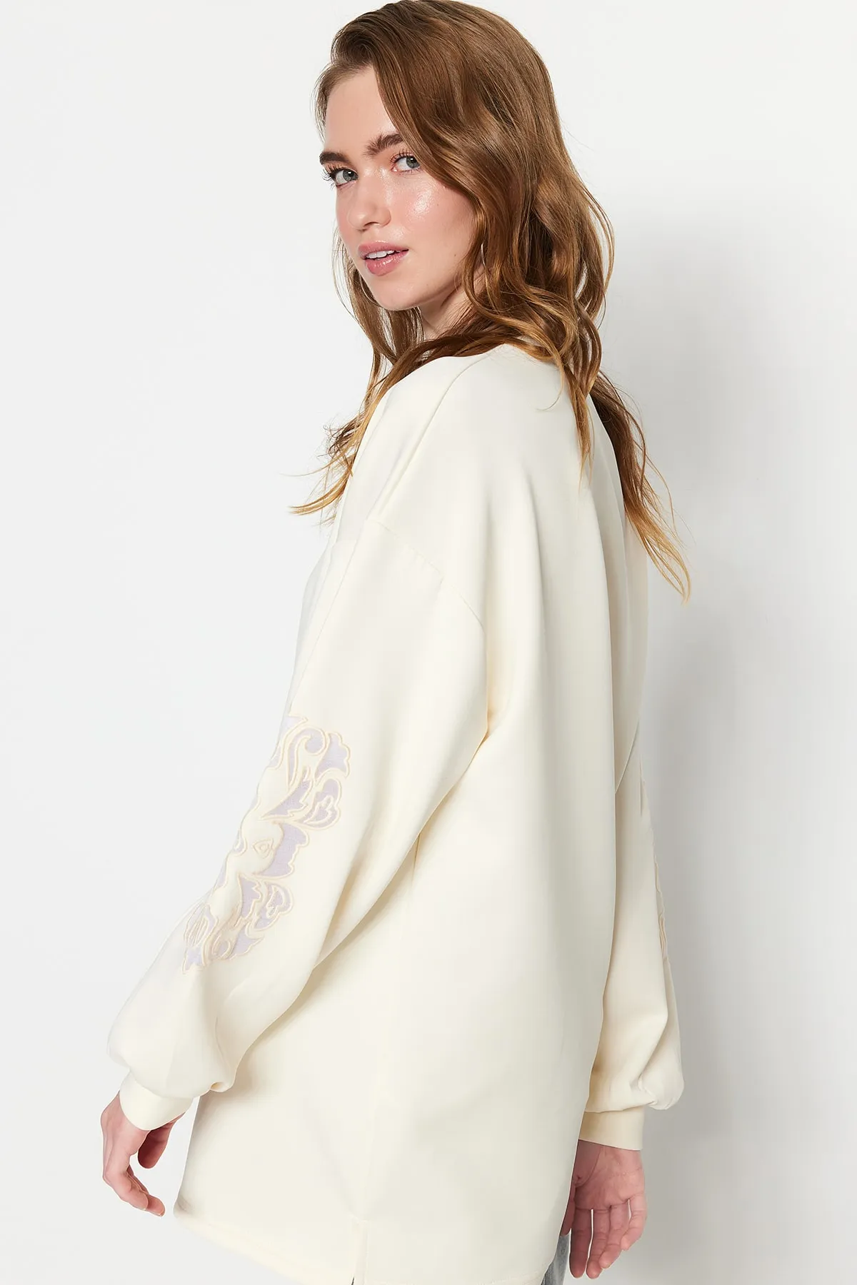 Trendyol Modest  Ecru-Ärmel-Stickerei-Detailliertes Scuba-Strick-Sweatshirt TCTSS23UK00042
