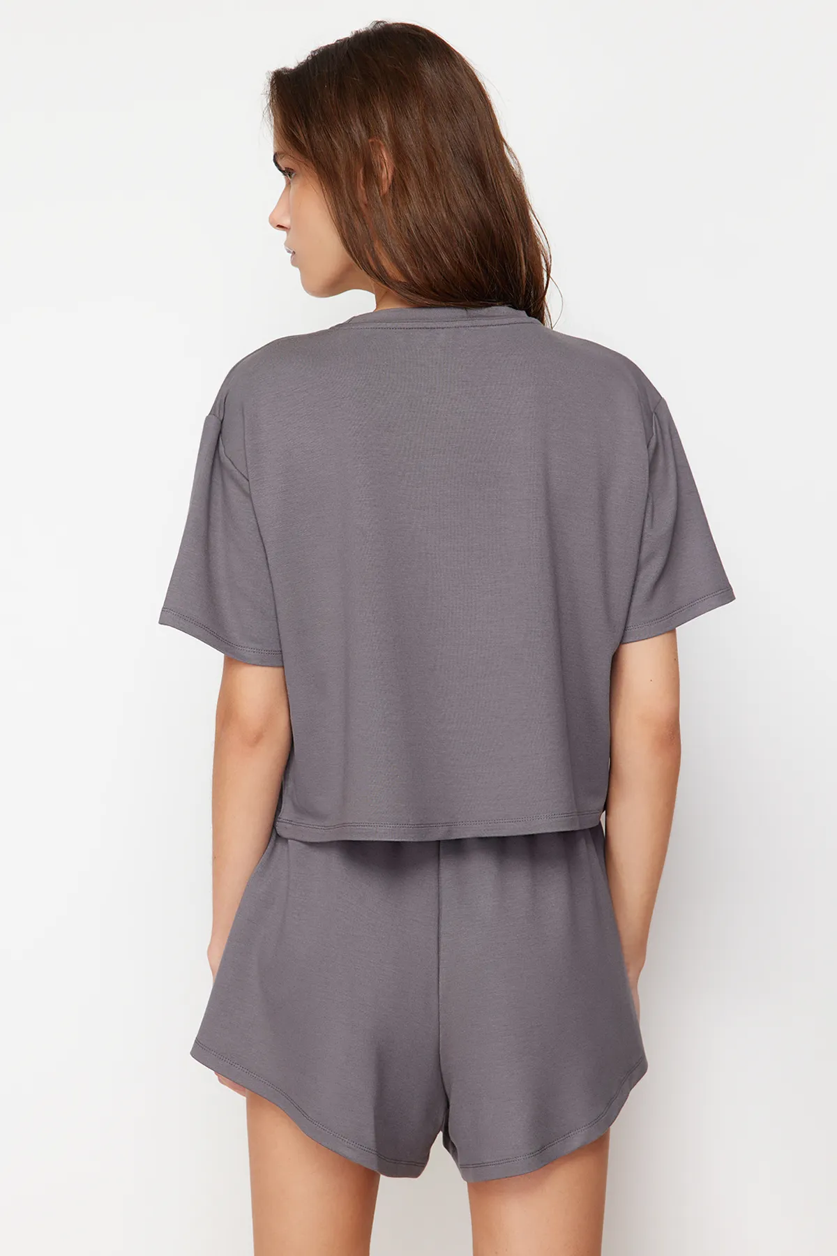 Trendyol Collection  Anthrazitfarbenes Set aus T-Shirt und Shorts mit weichen Knöpfen und Strickoberteil und -unterteil TWOSS24AU00056