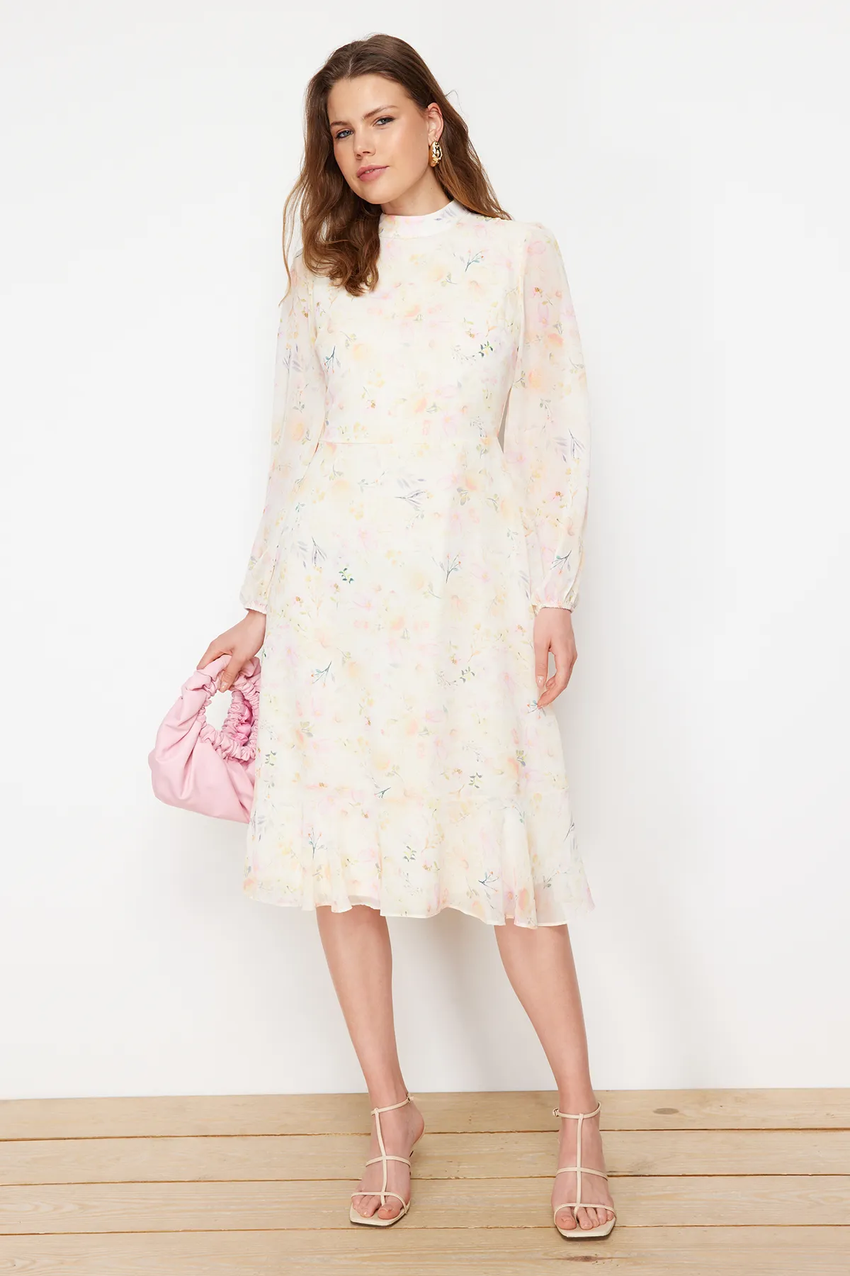 Trendyol Collection  Ecrufarbenes, geblümtes A-Linien-Kleid aus Chiffon mit Stehkragen und Midi-Futter TWOAW20EL1313