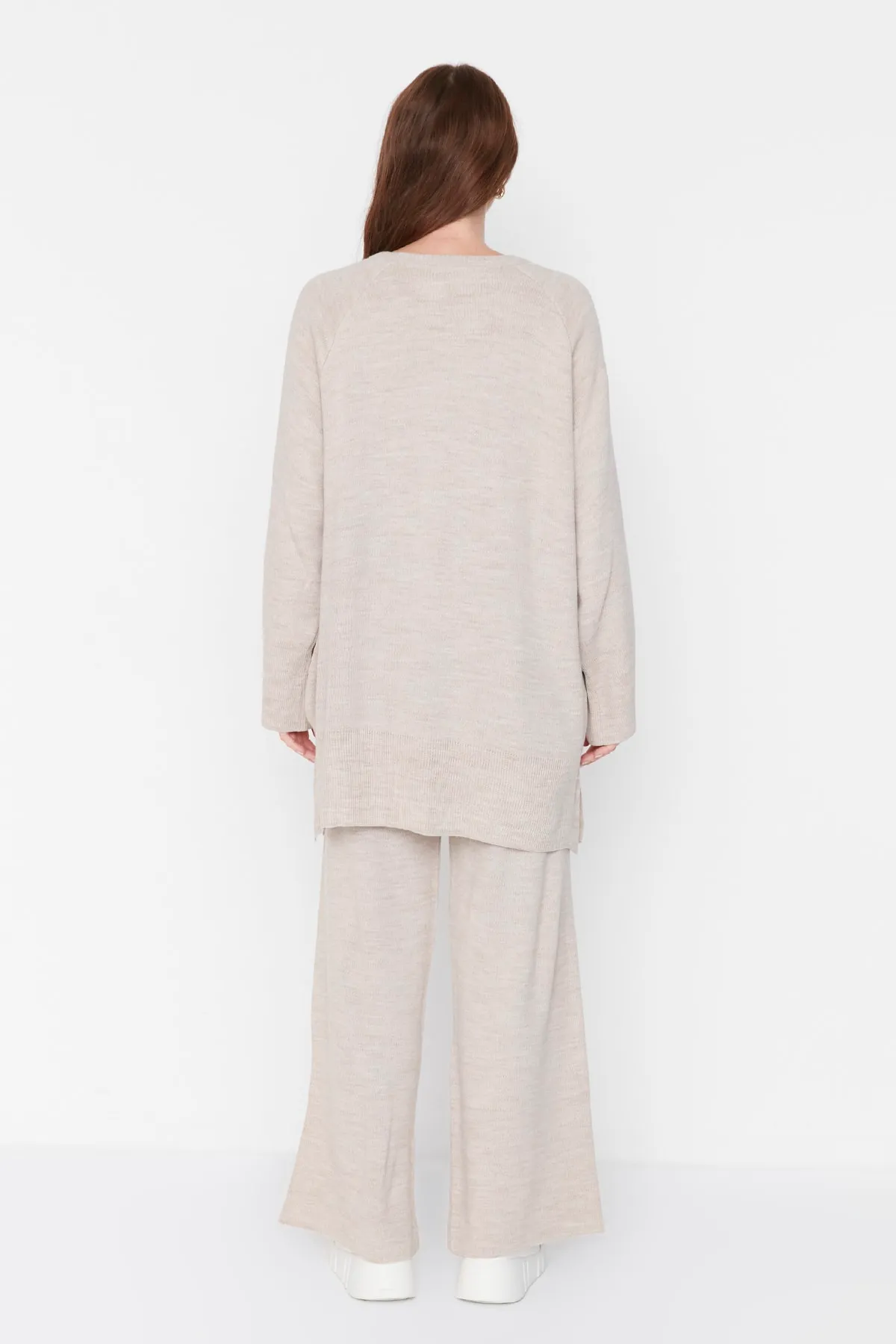 Trendyol Modest  Strickset aus Pullover und Hose mit Schlitzdetail in Stein TCTAW23US00030