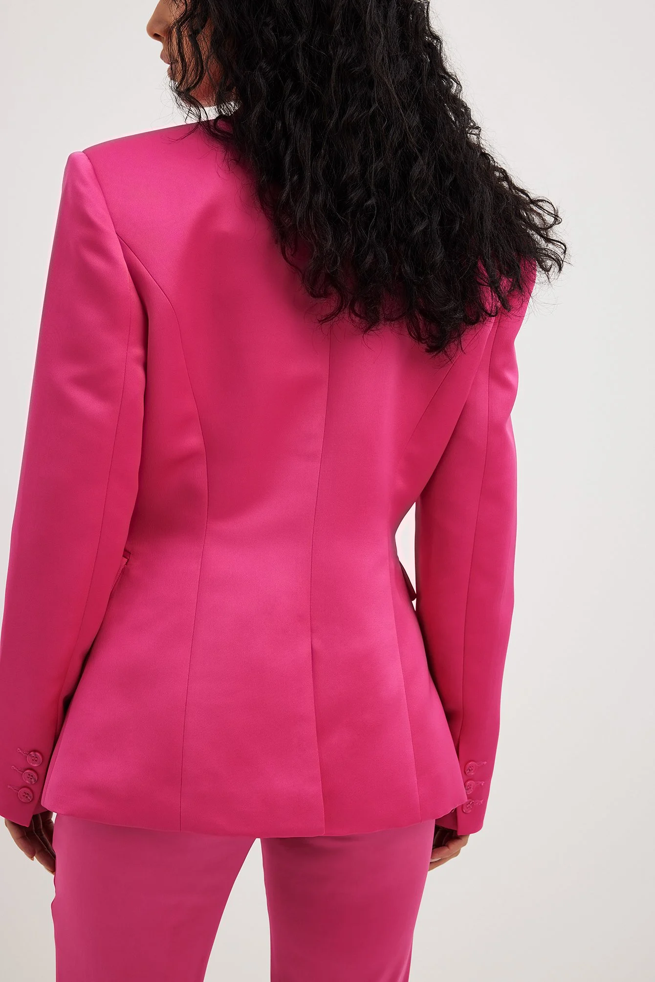 Satin-Blazer mit großen Schultern