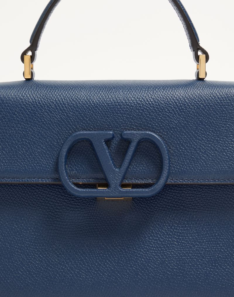 Bolsa Valentino Garavani Vsling pequena em couro de bezerro granulado.