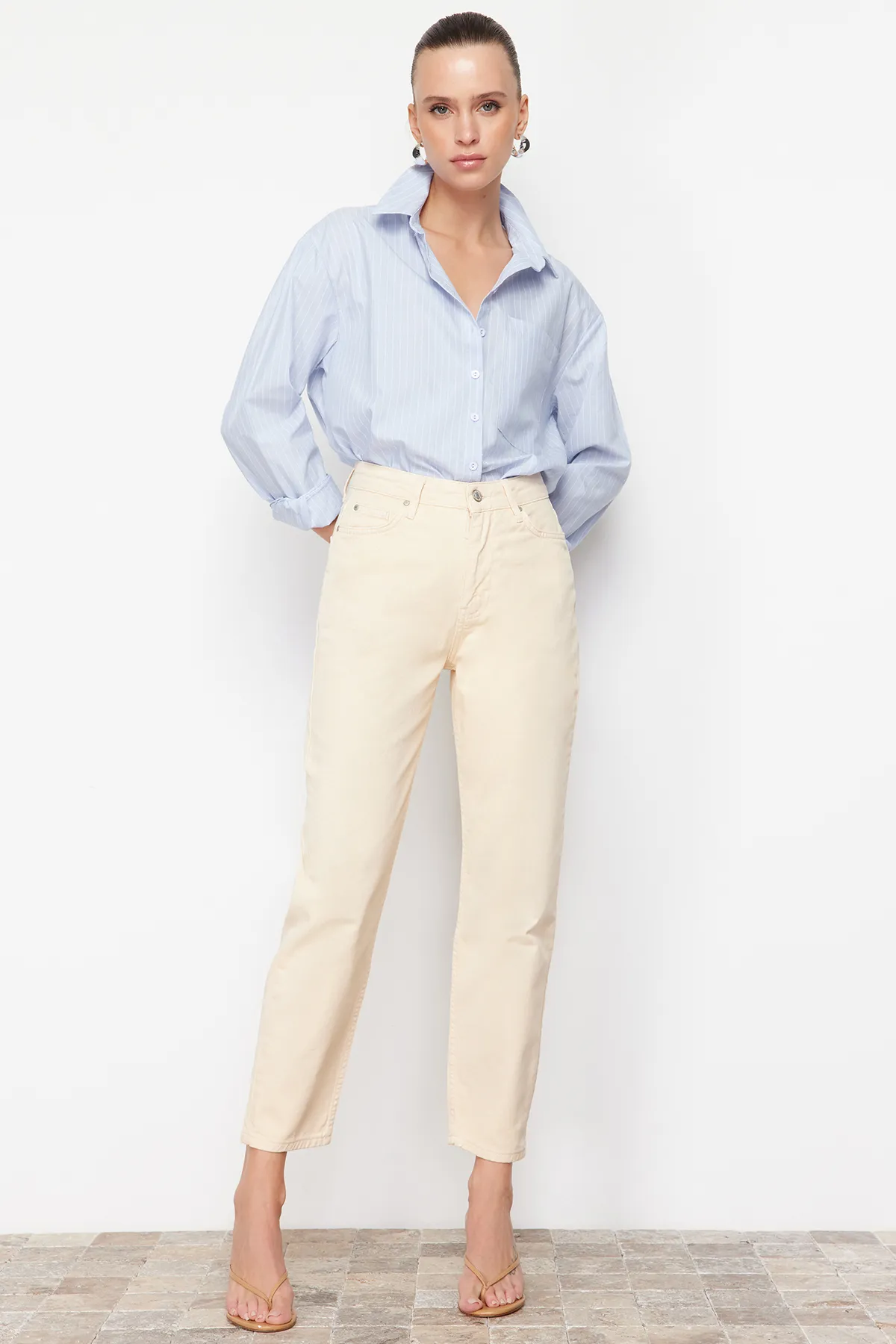 Trendyol Collection  Beige Mom-Jeans mit hoher Taille TWOAW24JE00076
