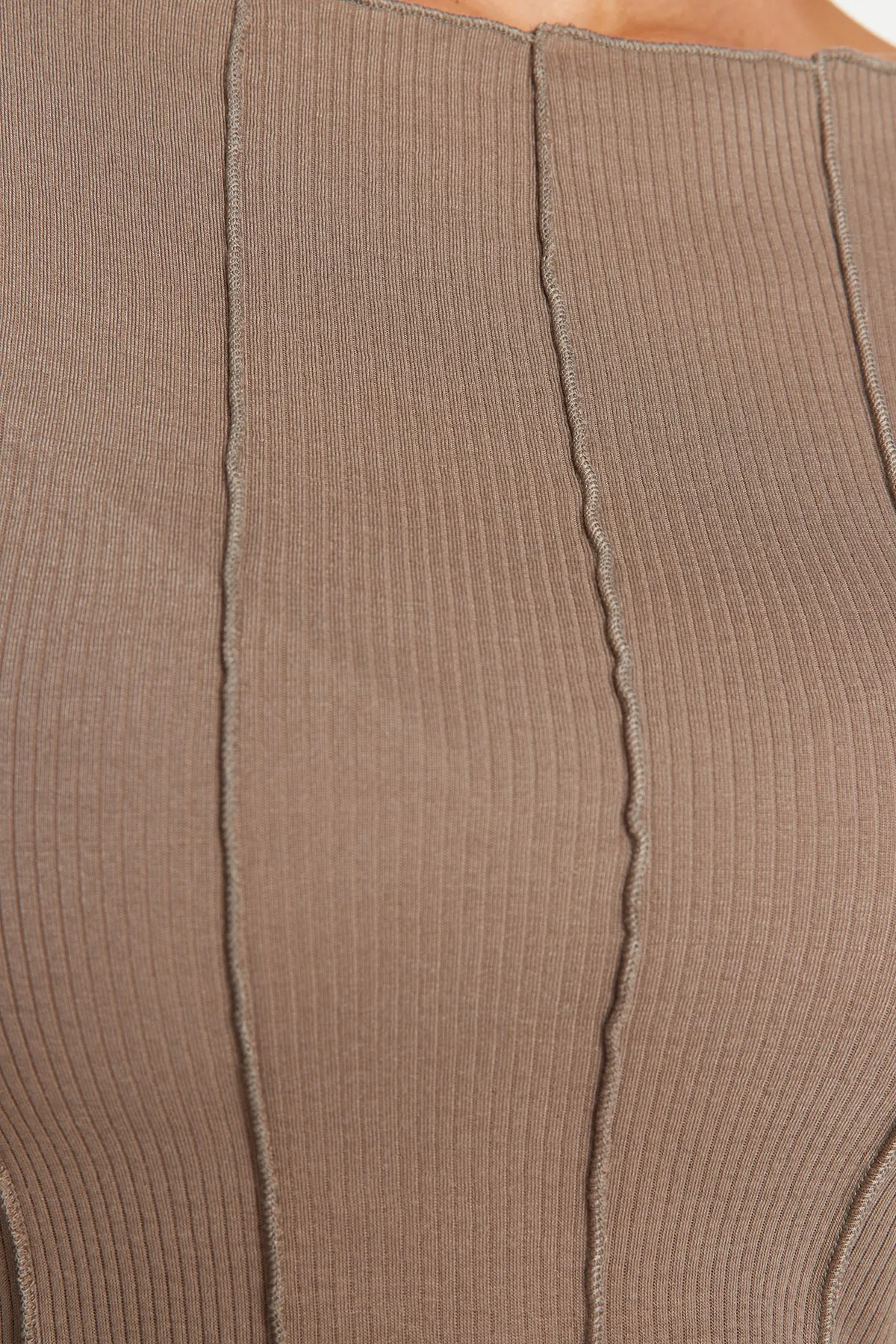 Trendyol Collection  Beigefarbene, eng anliegende Bluse mit Carmen-Kragen und detaillierten Nähten TWOAW24BZ00127