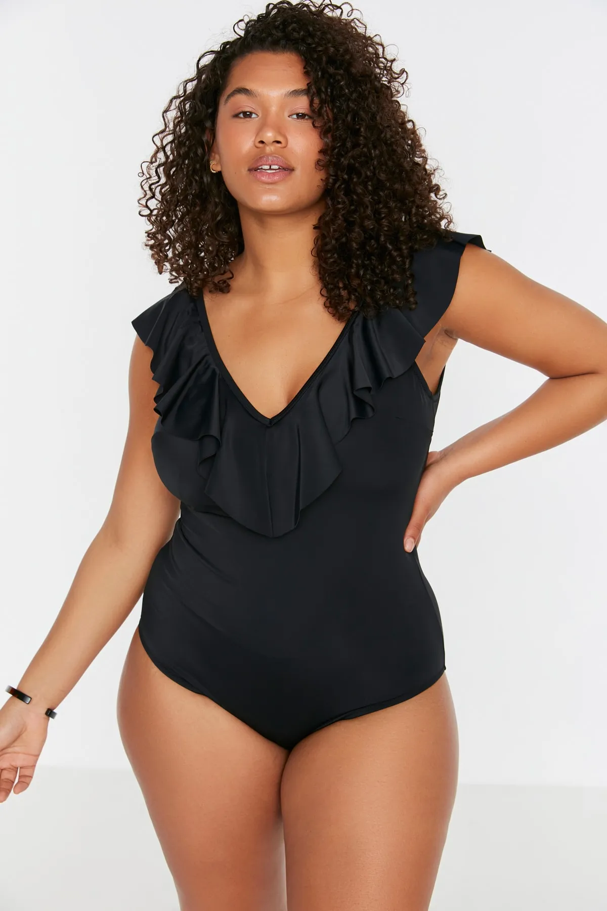 Trendyol Curve  Schwarzer Badeanzug mit Volant und Überwurf und tiefem V-Ausschnitt TBBSS22MA0299