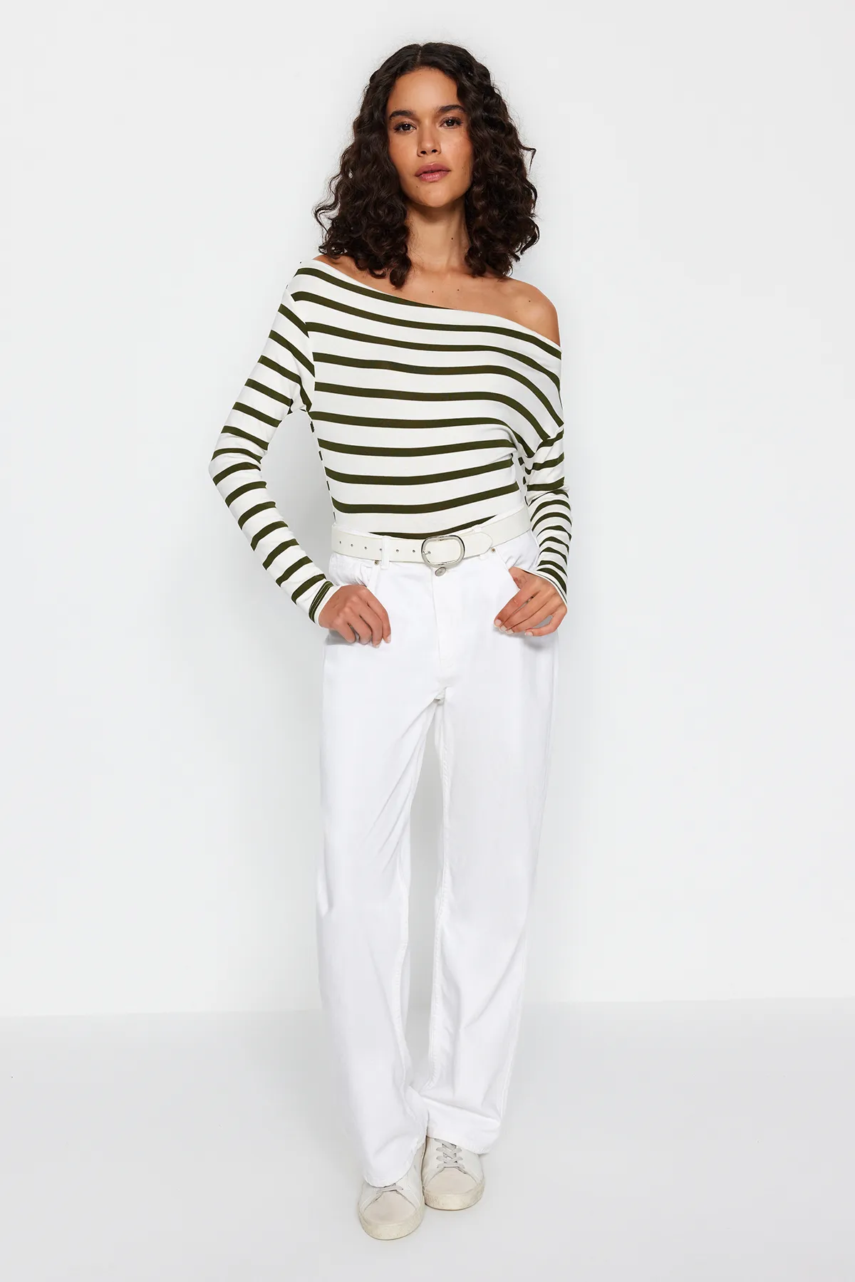 Trendyol Collection  Khaki-weiß gestreifte, hochwertige, weiche, taillierte, dehnbare Strickbluse mit U-Boot-Ausschnitt TWOAW24BZ00227
