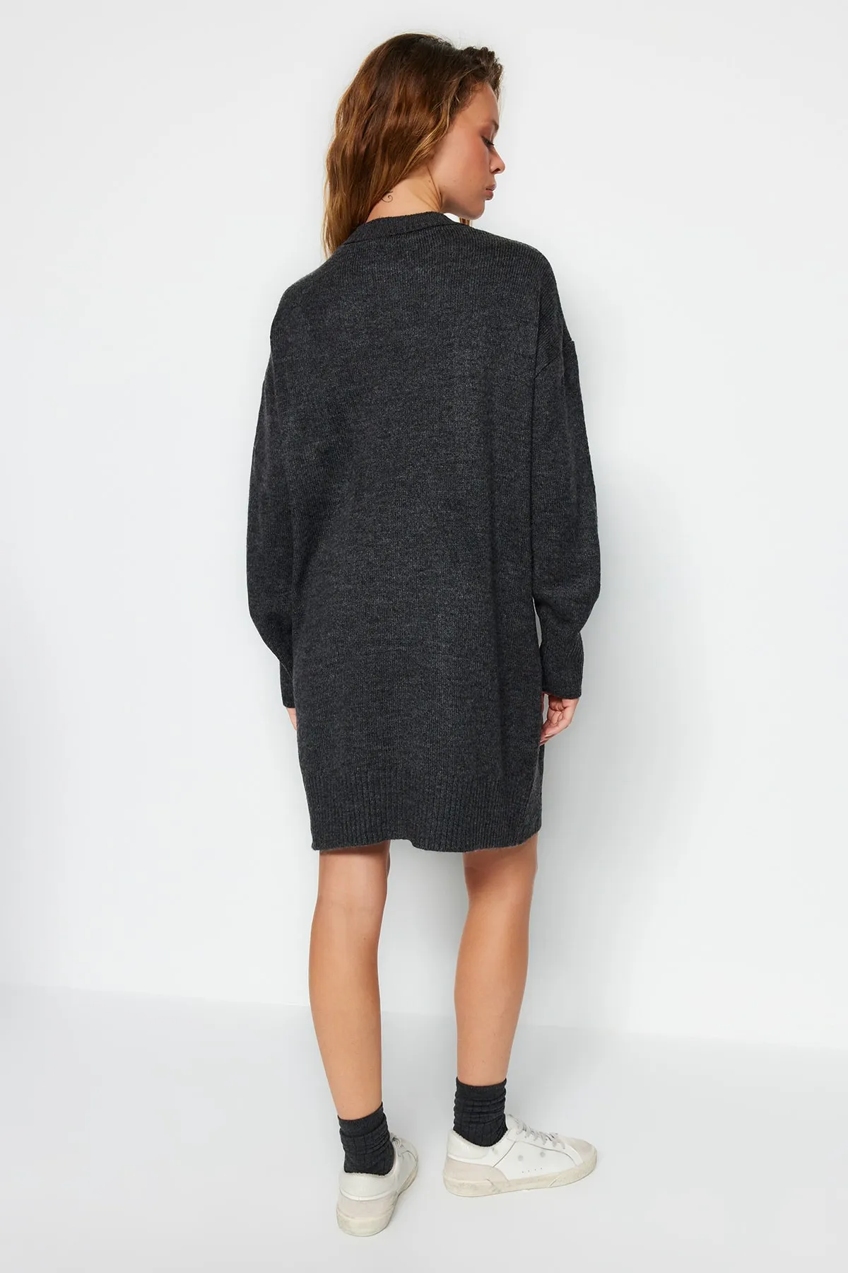 Trendyol Collection  Anthrazitfarbenes Mini-Strickkleid mit Rundhalsausschnitt TWOAW24EL00035
