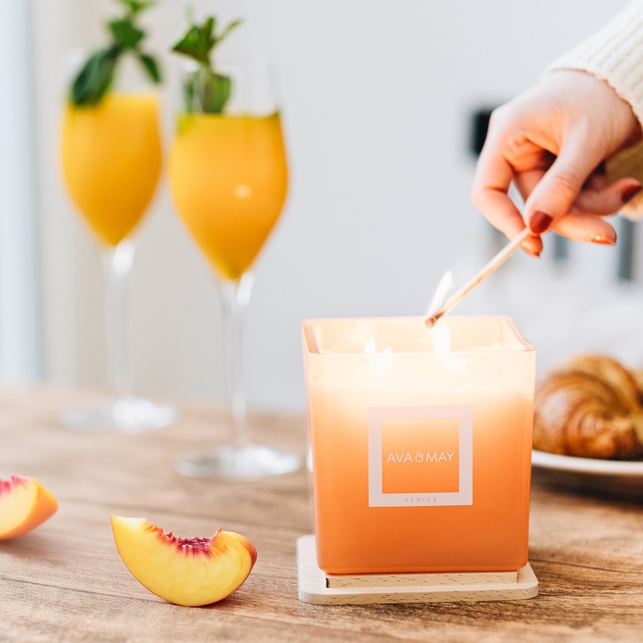 AVA & MAY Maxi dišeča sveča Peach Bellini