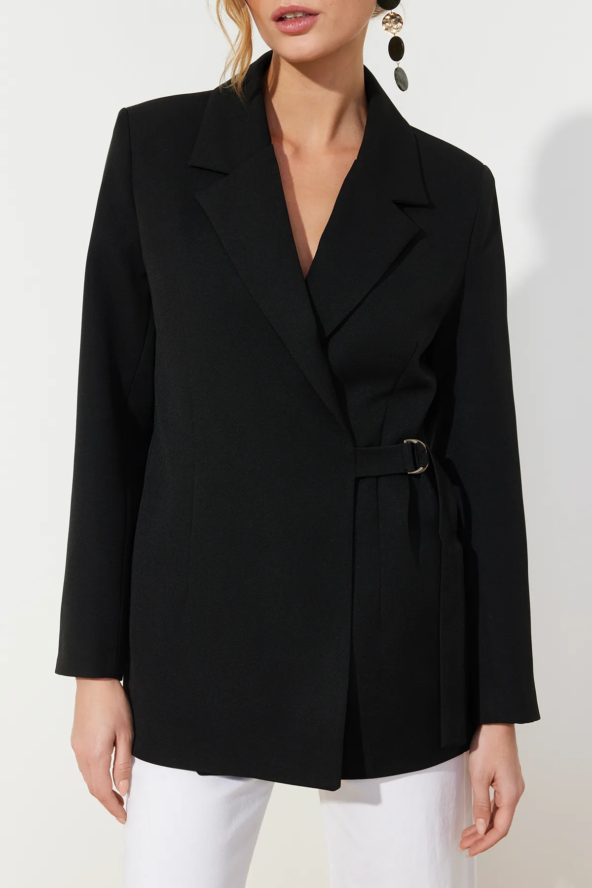 Trendyol Collection  Schwarze gewebte Accessoire-detaillierte reguläre Blazerjacke TWOSS24BC00012