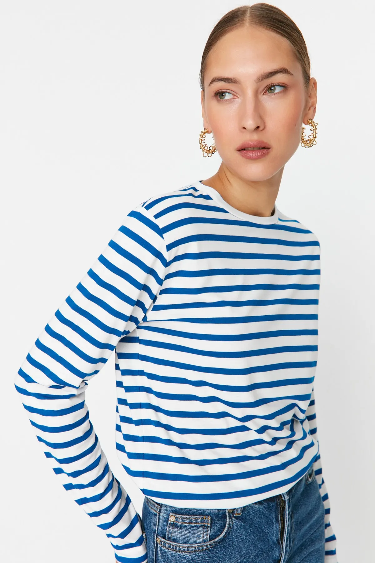 Trendyol Collection  Marineblaues, gestreiftes Basic-Strick-T-Shirt mit Rundhalsausschnitt und regulärem/normalem Muster TWOAW23TS00002
