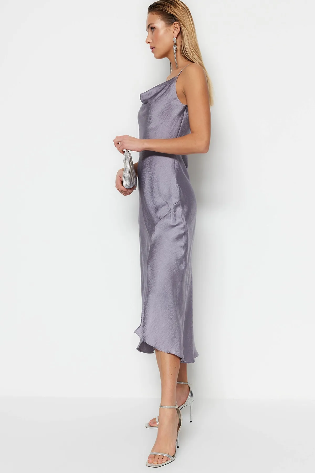 Trendyol Collection  Graues, gefüttertes Abendkleid aus gewebtem Satin TPRSS19BB0058