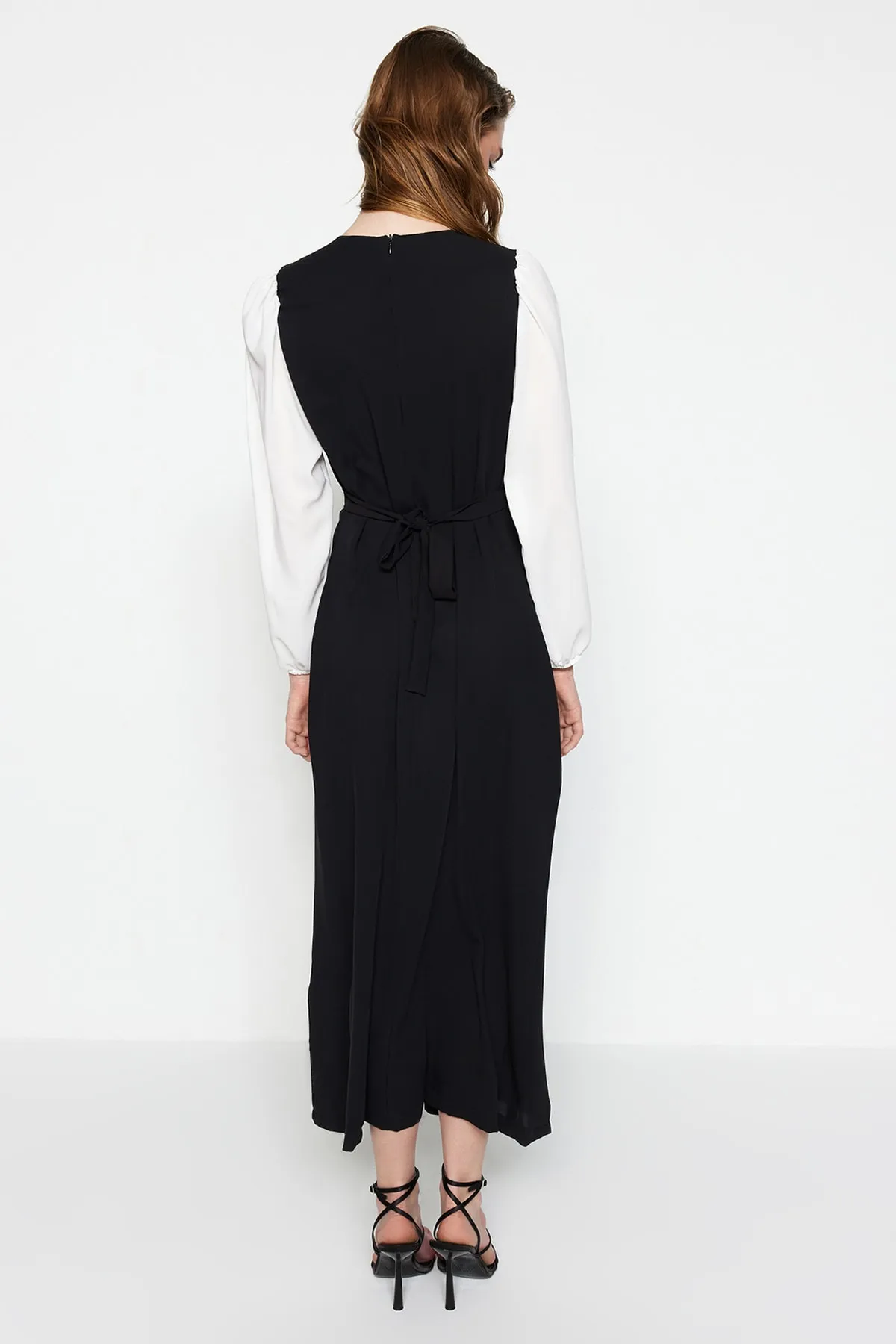Trendyol Modest  Schwarzes Abendkleid mit Bindedetail am Rücken TCTSS23DB00036