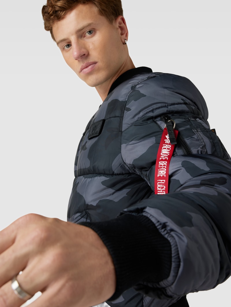 Steppjacke mit Camouflage-Muster in schwarz