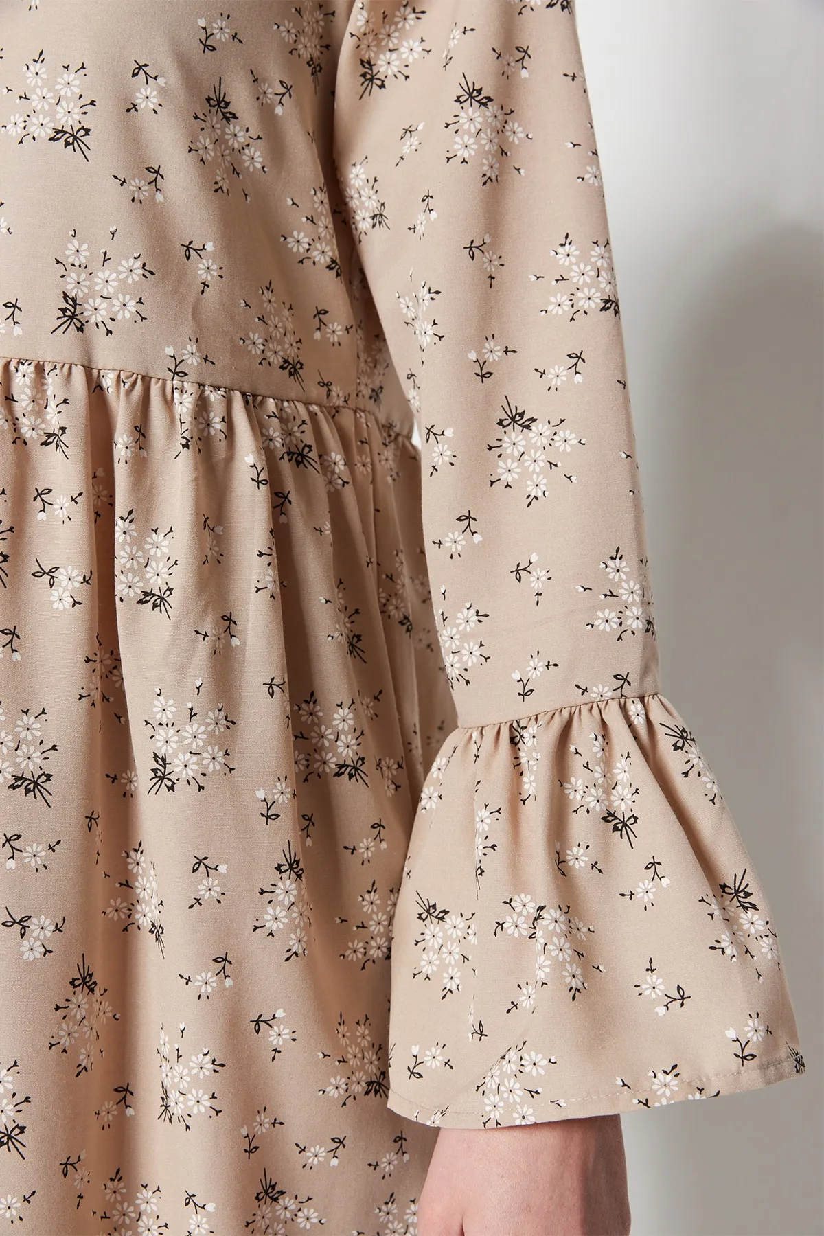 Trendyol Modest  Dunkelbeiges Kleid aus gewebter Baumwolle mit Blumenmuster und Schwungrad-Detail an den Ärmeln TCTSS23EB00273