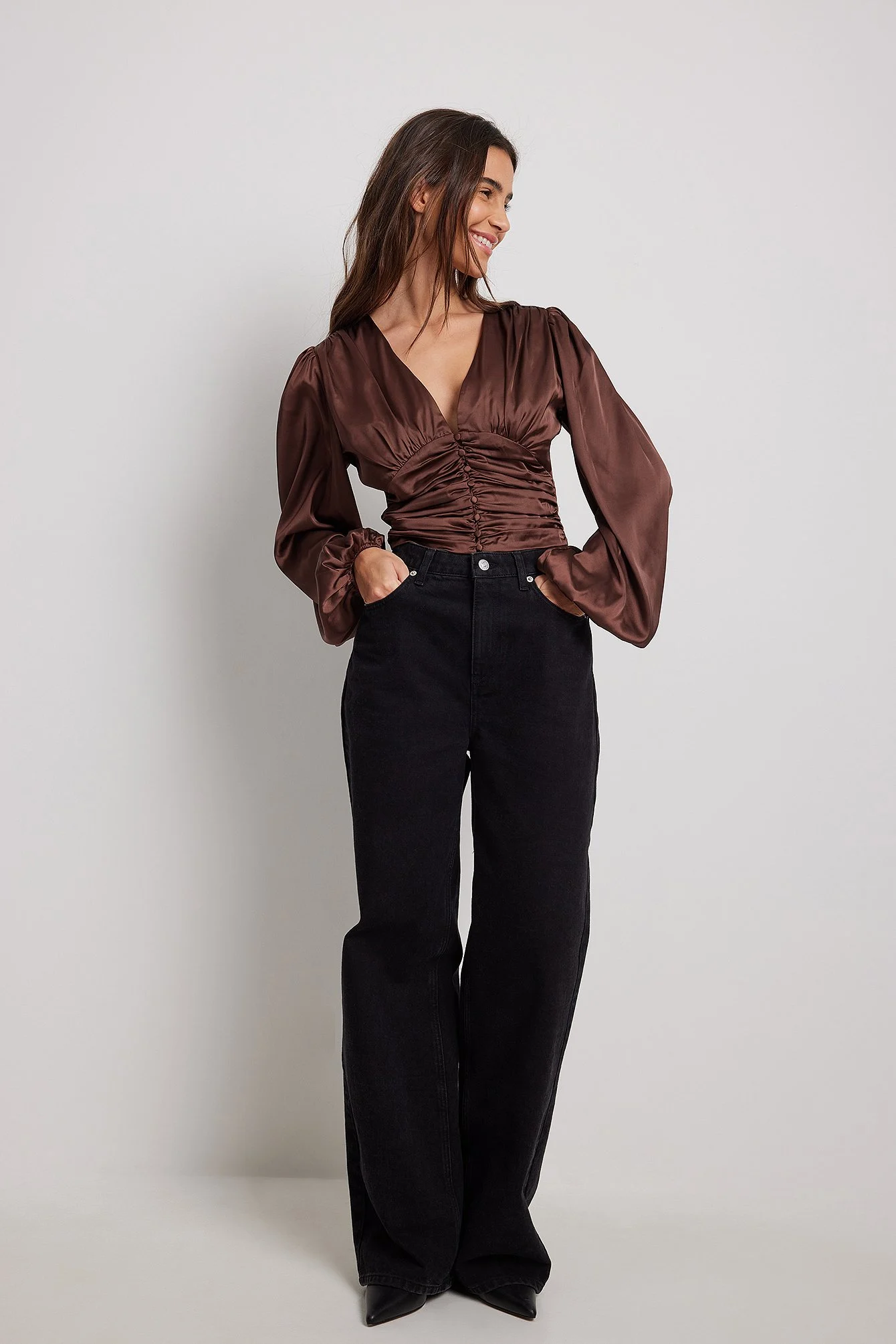 Satinbluse mit geraffter Taille und V-Ausschnitt
