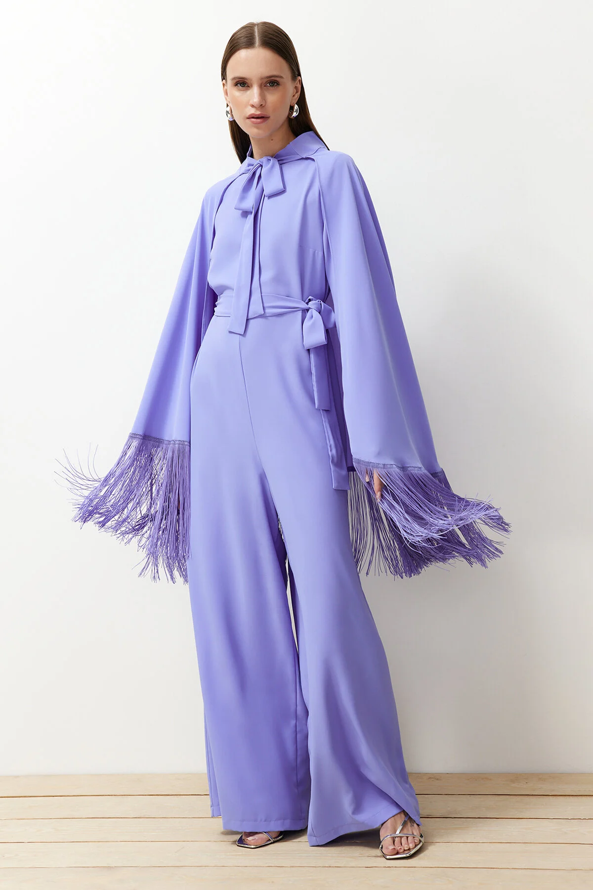 Trendyol Modest  Fliederfarbener Cape-Jumpsuit-Abendanzug mit Quasten TCTAW24DB00007