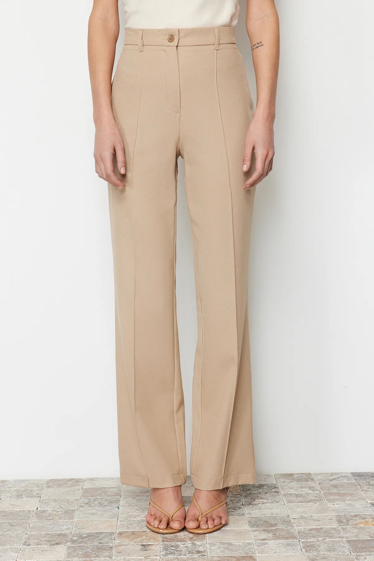Trendyol Collection  Hellbraune gerade/gerade geschnittene Hose mit hoher Taille und gerippten Nähten aus Webstoff TWOSS21PL0093