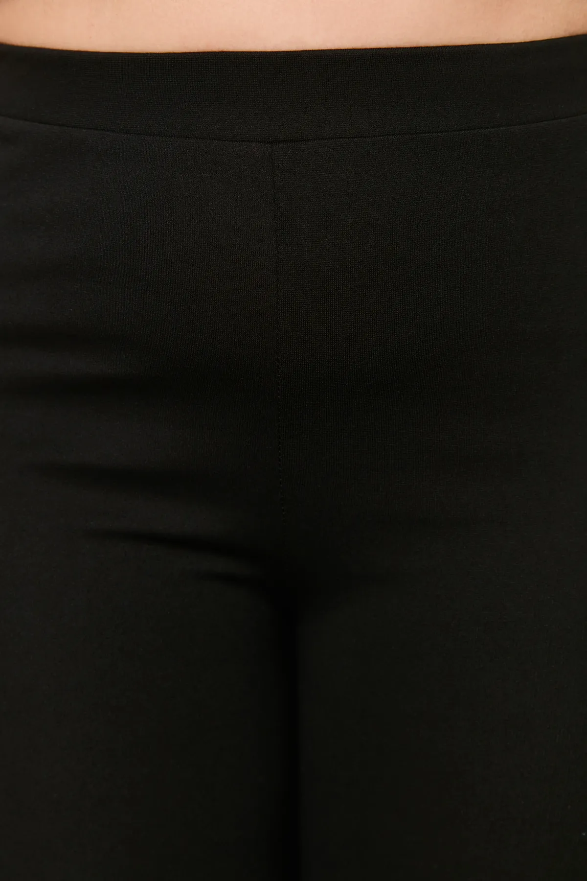Trendyol Curve  Schwarze Strickhose mit spanischem Bein und hoher Taille TBBAW23AR00031