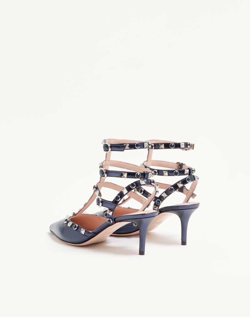 Rockstud pumps van gelamineerd nappaleer met een cabochon van 65 mm.